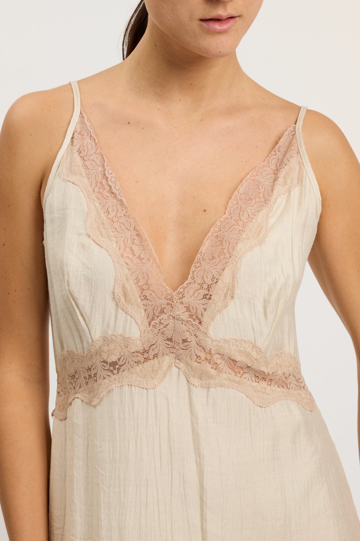 SLIP DRESS CON SPACCO E PIZZO IN CONTRASTO