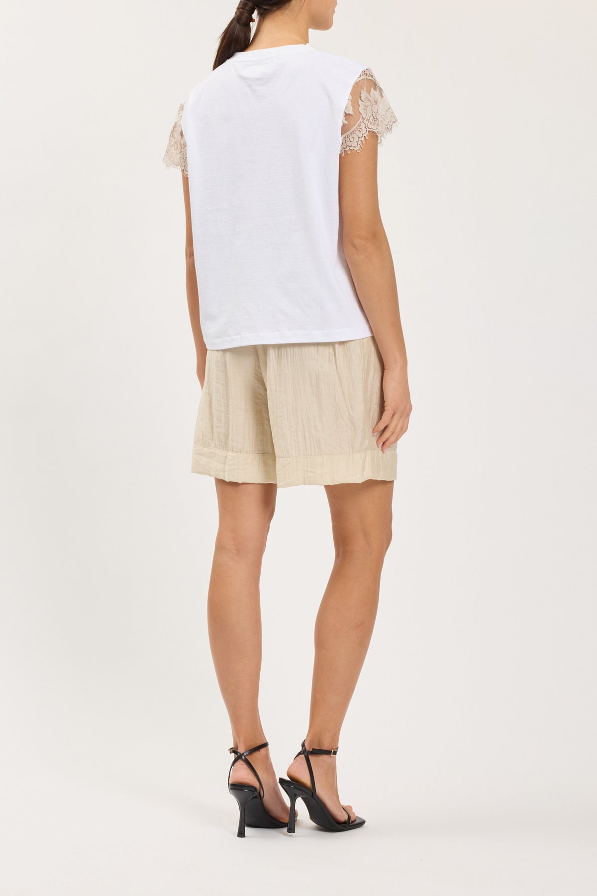 T-SHIRT WITH LACE ON THE SLEEVES