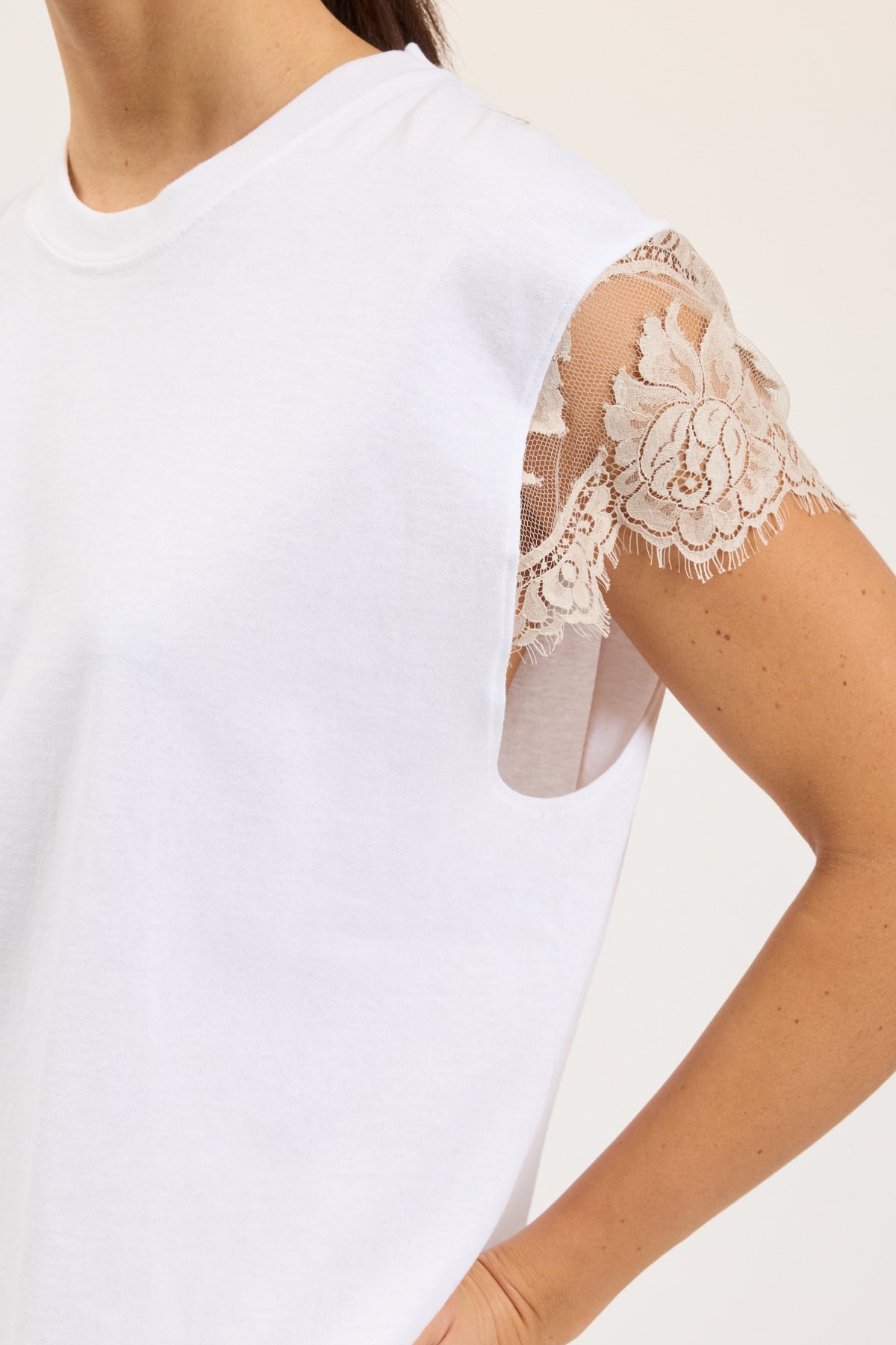 T-SHIRT WITH LACE ON THE SLEEVES