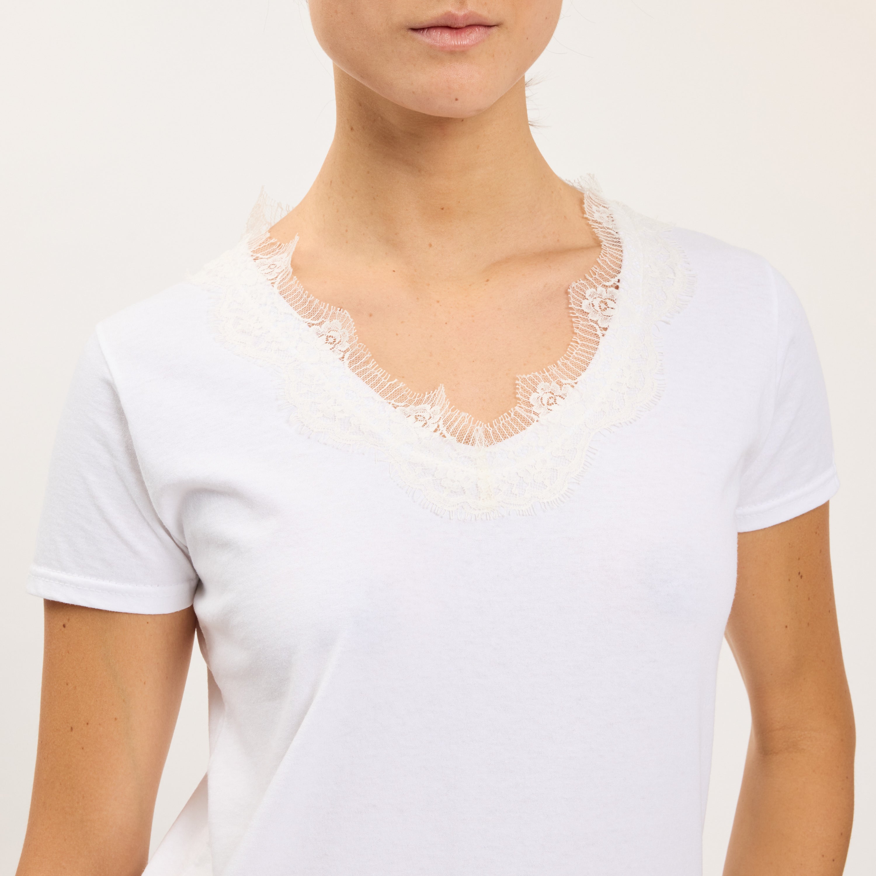 V-NECK T-SHIRT WITH LACE