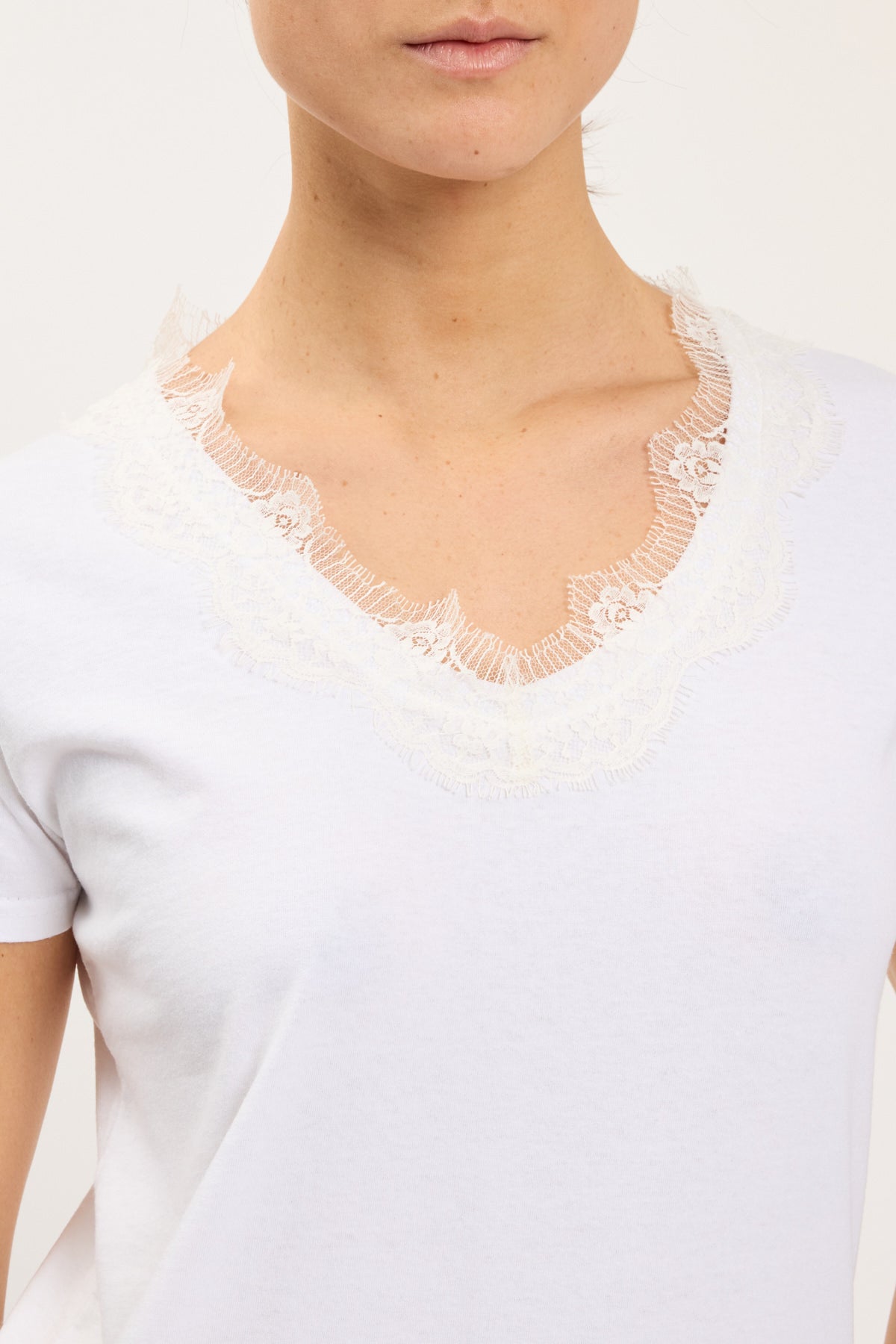 V-NECK T-SHIRT WITH LACE