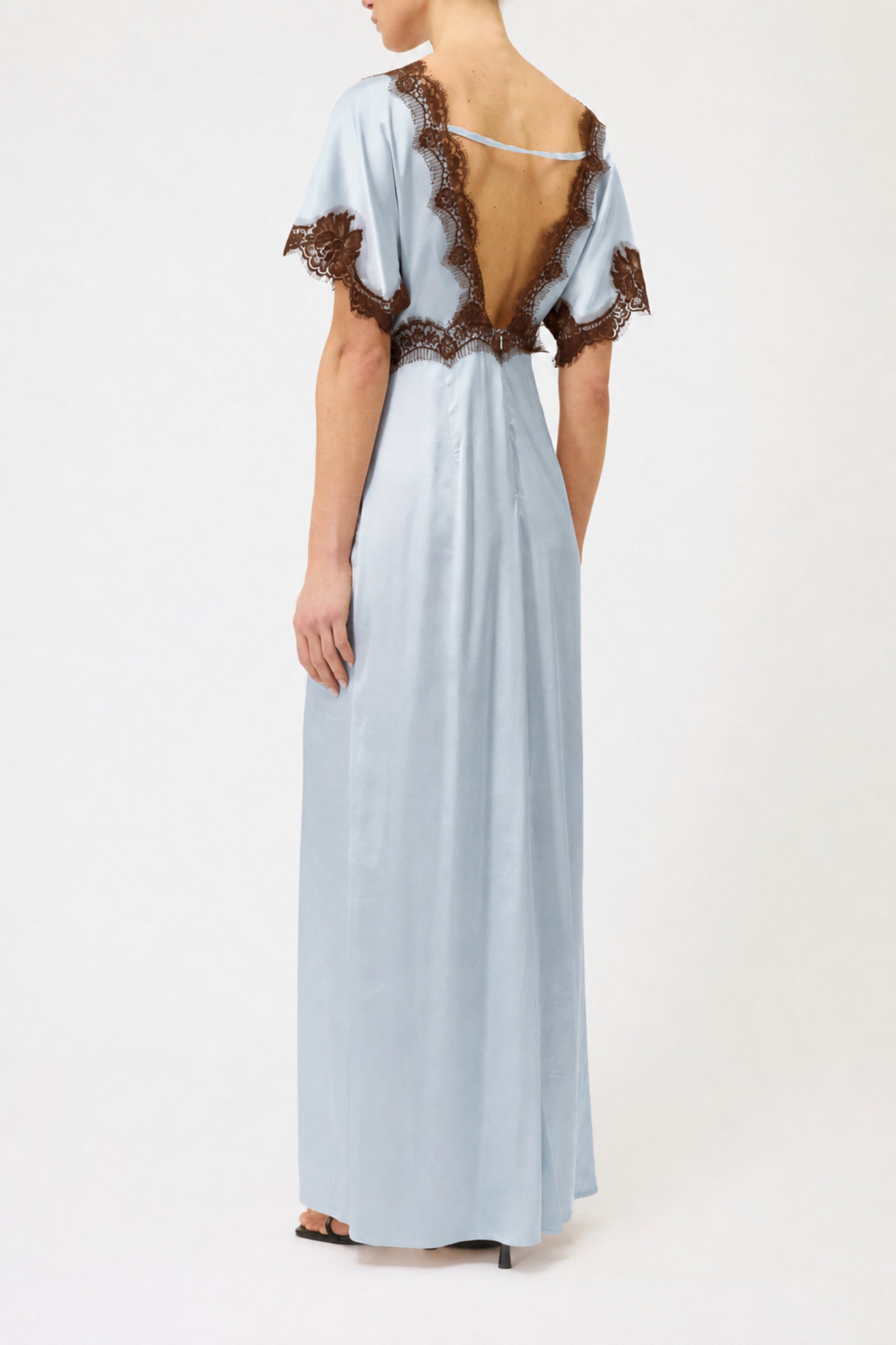 ABITO SCOLLO V CON PIZZO