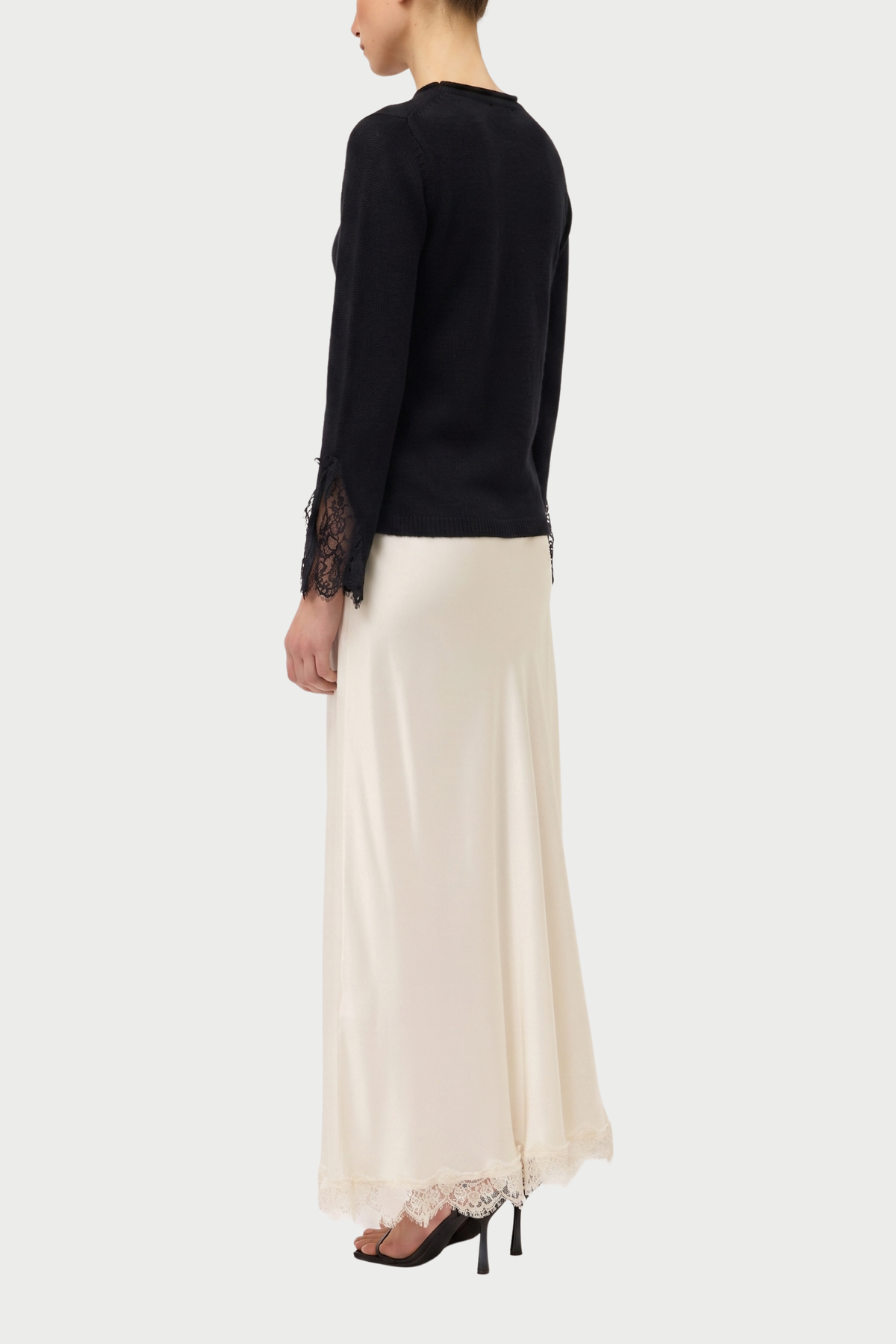 MAGLIA SLIM GIROCOLLO CON SPACCHI E PIZZO IN TONO