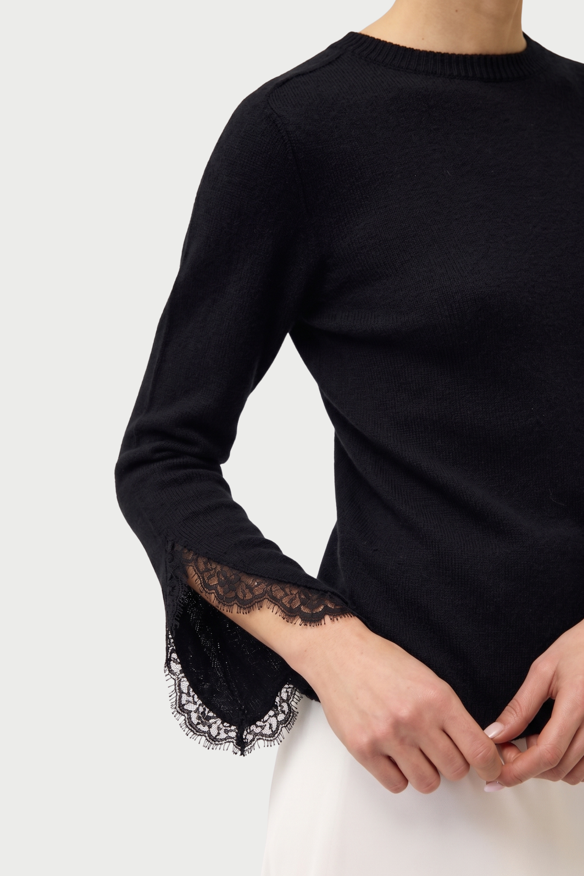 MAGLIA SLIM GIROCOLLO CON SPACCHI E PIZZO IN TONO
