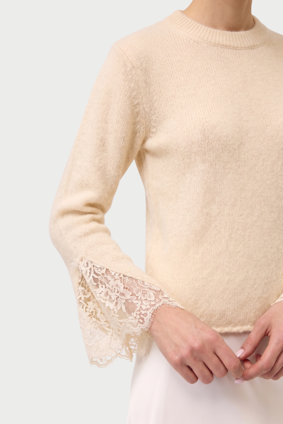 MAGLIA SLIM GIROCOLLO CON SPACCHI E PIZZO IN TONO