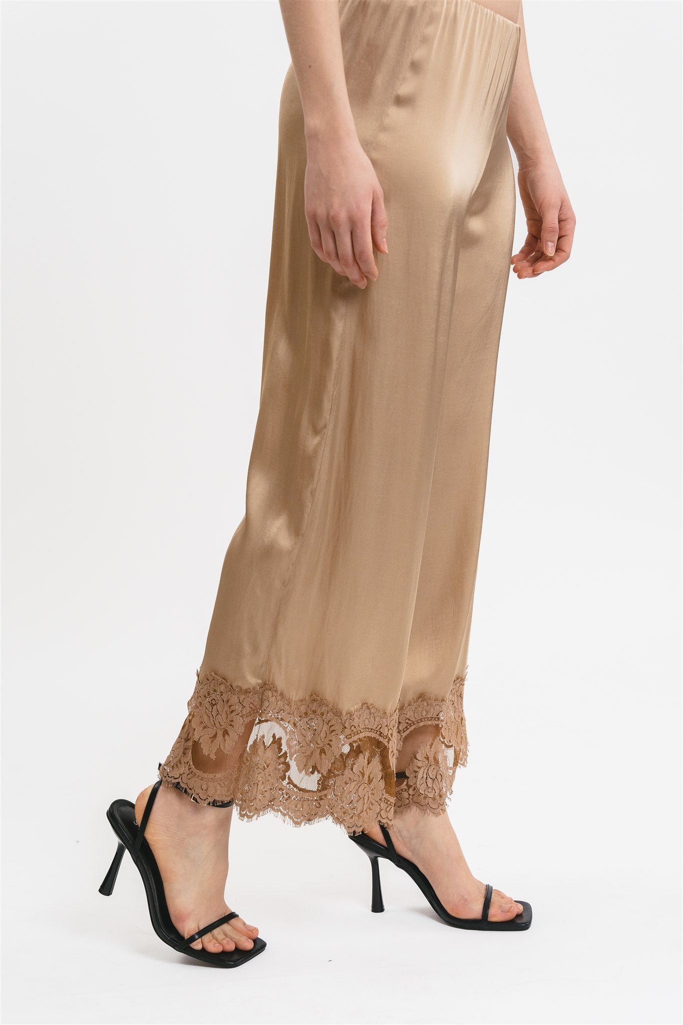PANTS WITH LACE