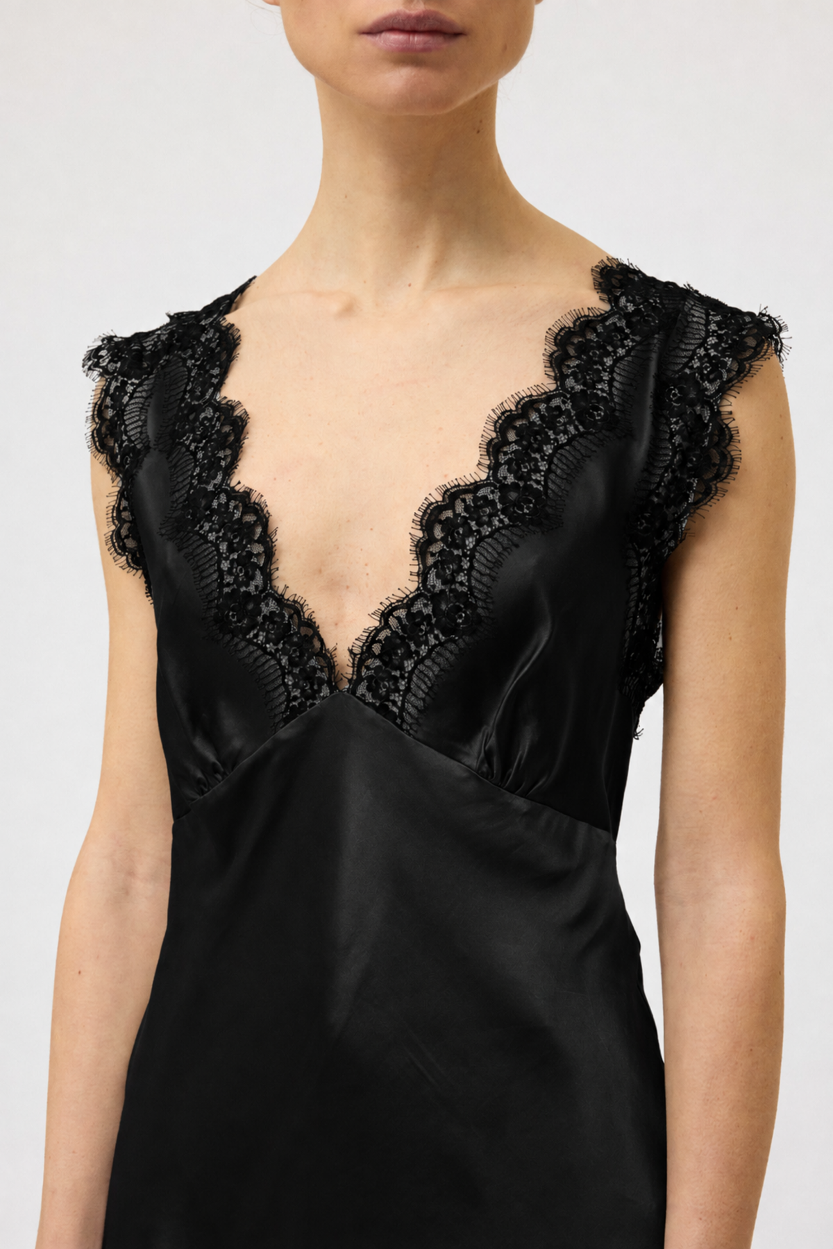 V-NECK LACE TOP