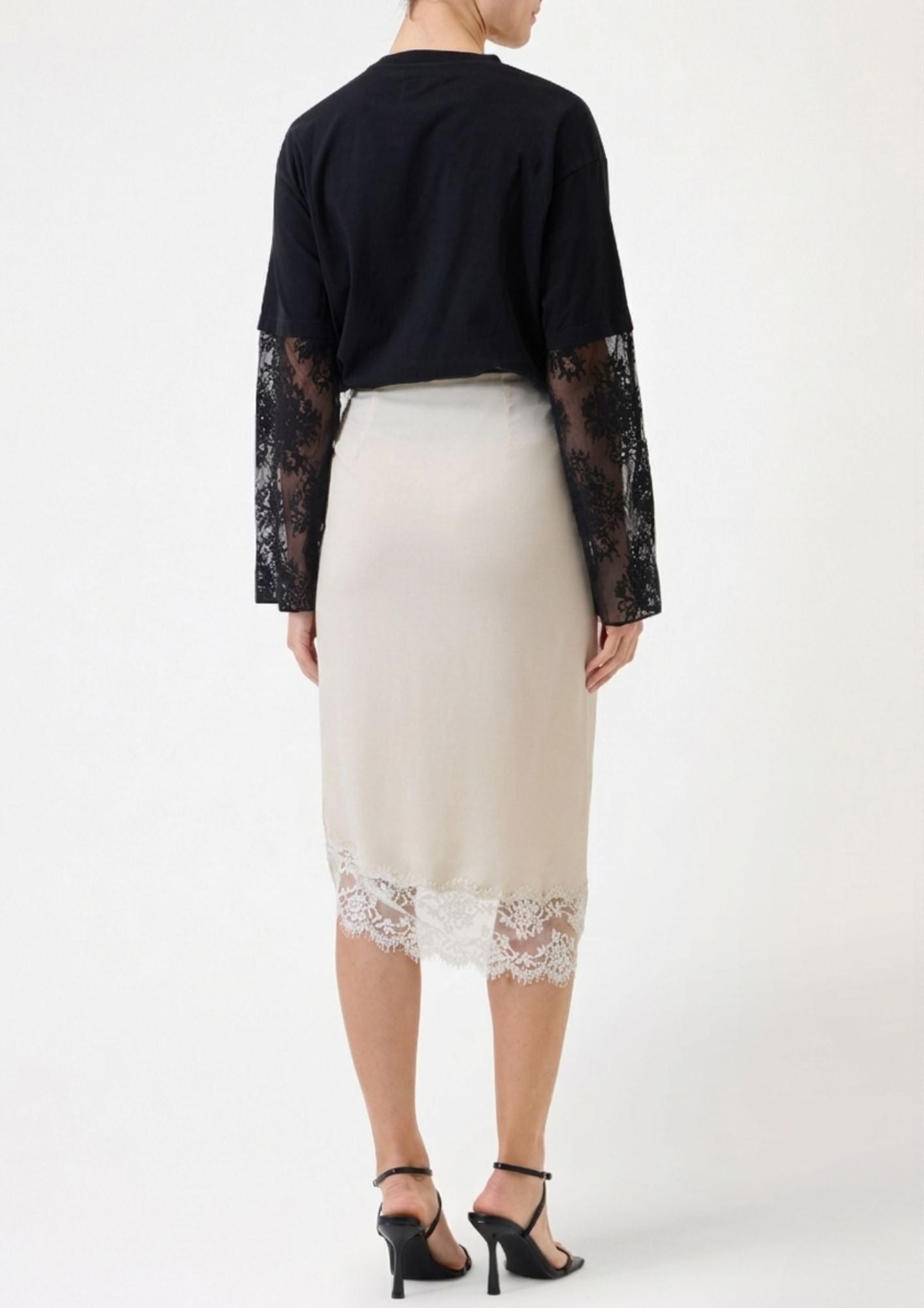 SHAWL WITH LACE