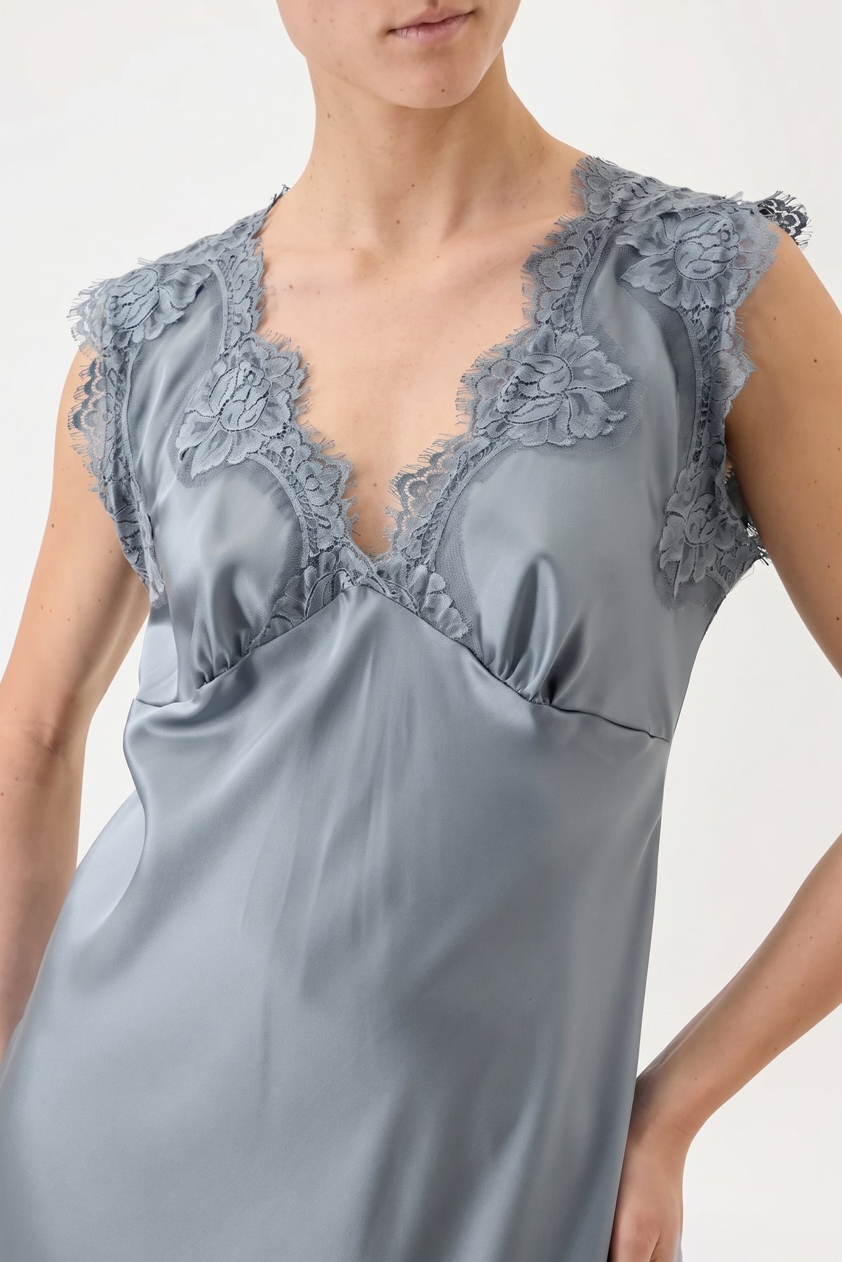 ANDREA – WIDE-STRAP VISCOSE AND LACE DRESS