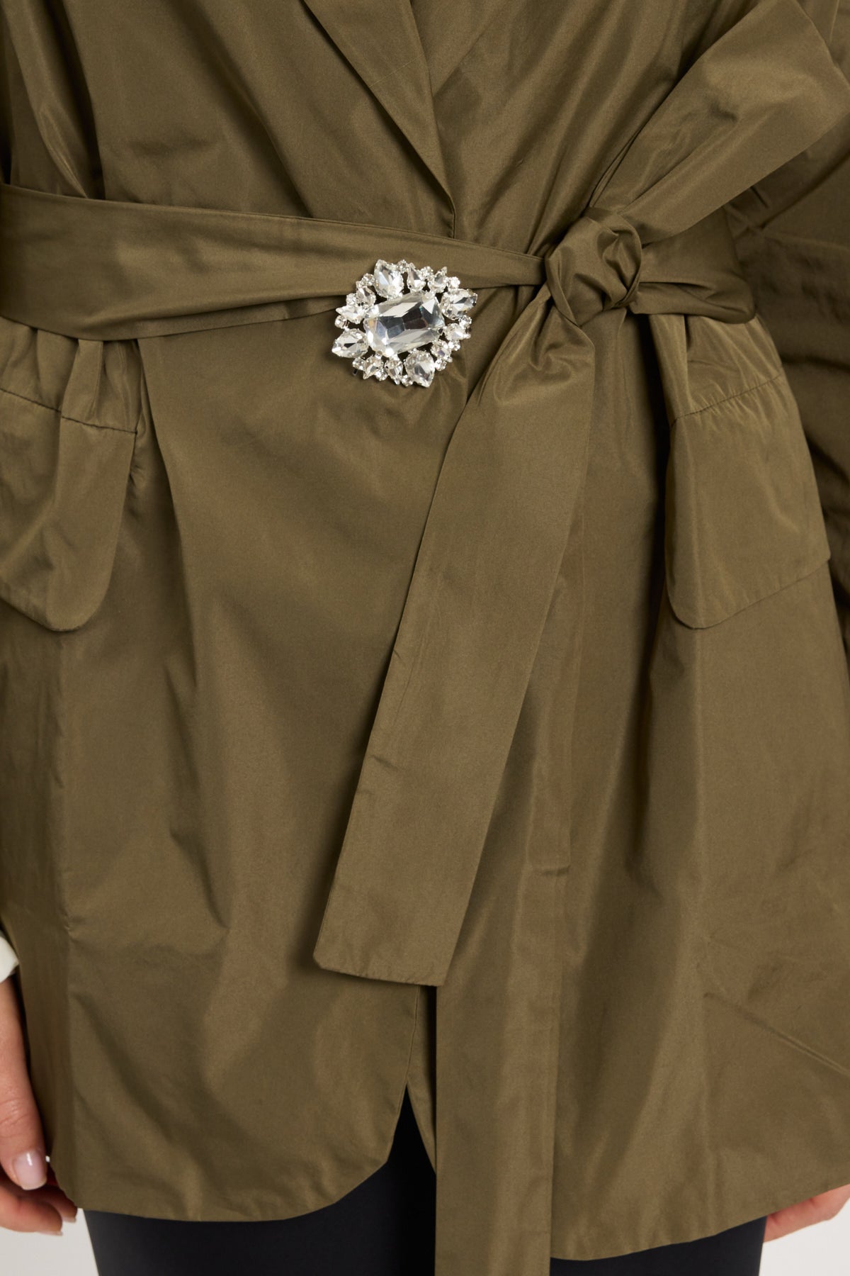 GIACCA IN TAFFETA' ANTI-VENTO CON CINTURA E SPILLA GIOIELLO