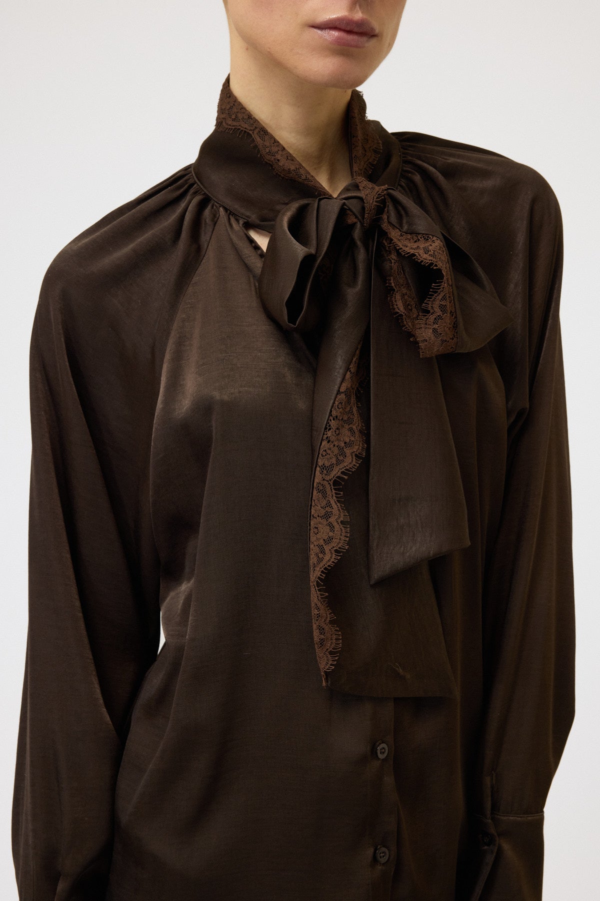 CAMICIA CON PIZZO E FIOCCO