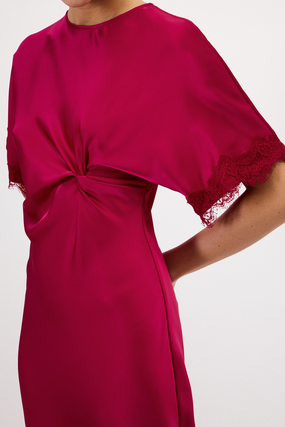 ABITO MEZZE MANICHE CON DETTAGLI IN PIZZO