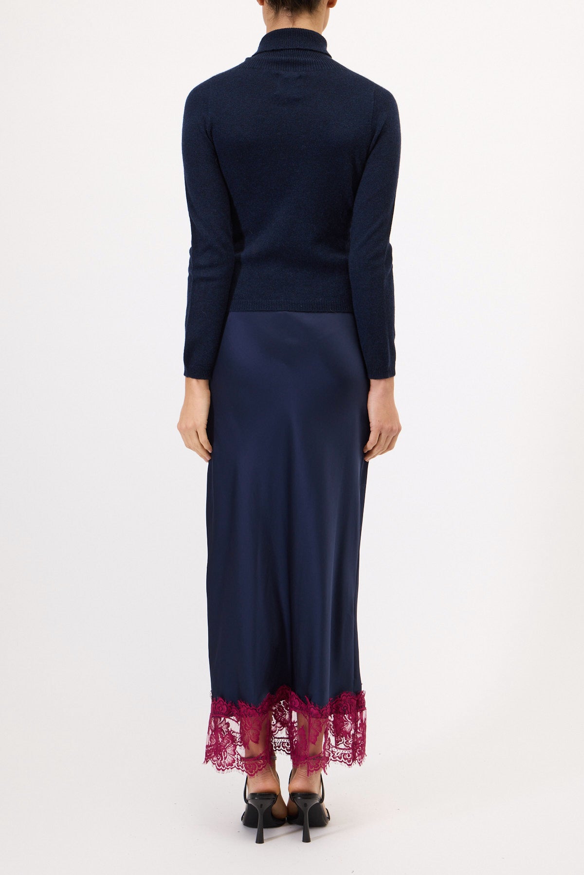 MAGLIA SLIM COLLO ALTO CON SPILLA GIOIELLO