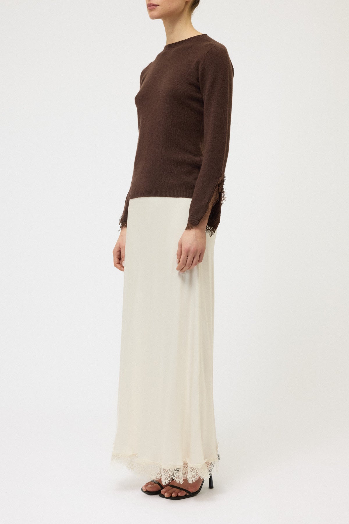 MAGLIA SLIM GIROCOLLO CON SPACCHI E PIZZO IN TONO