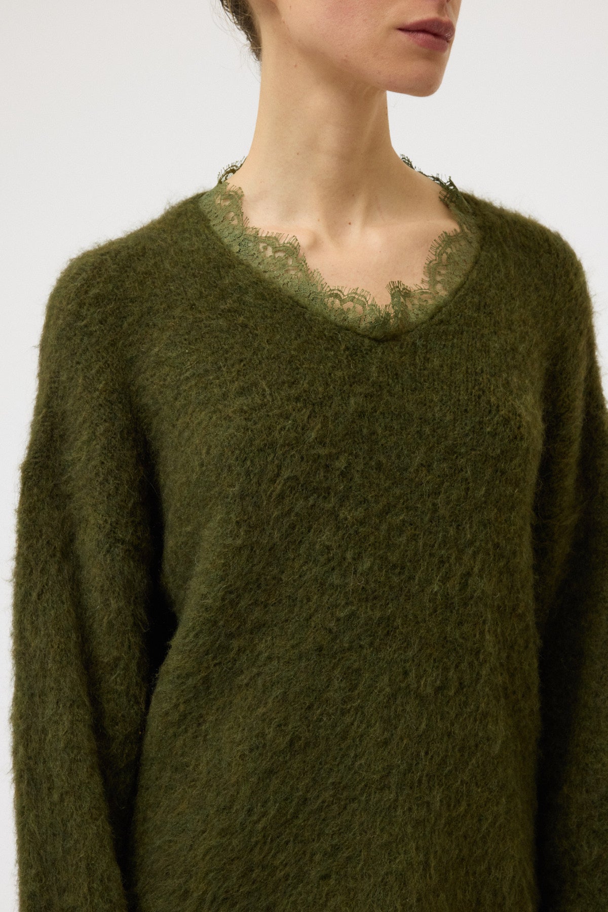 MAGLIA GARZATA SCOLLO A V CON PIZZO