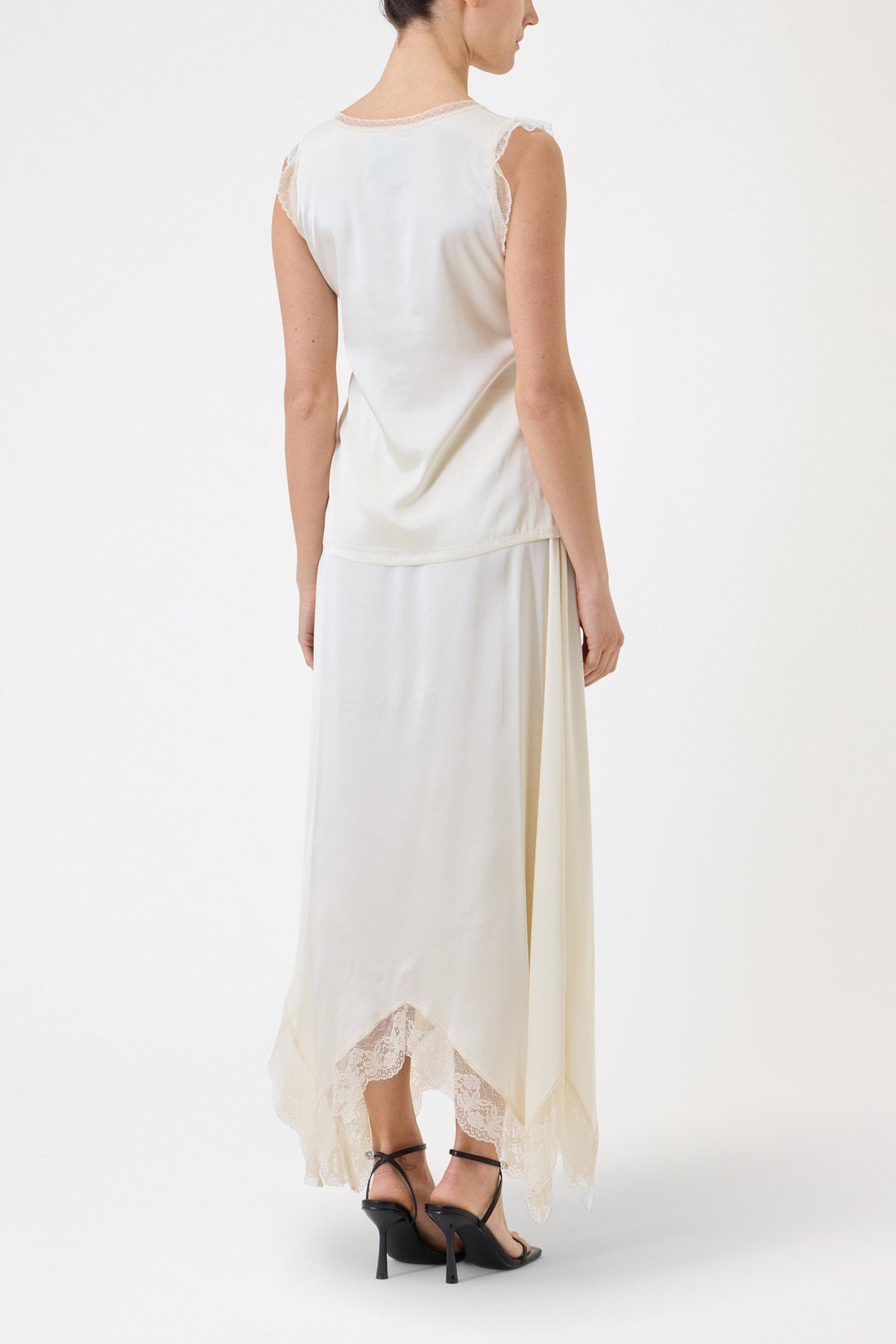 TOP SPALLA LARGA CON PIZZO