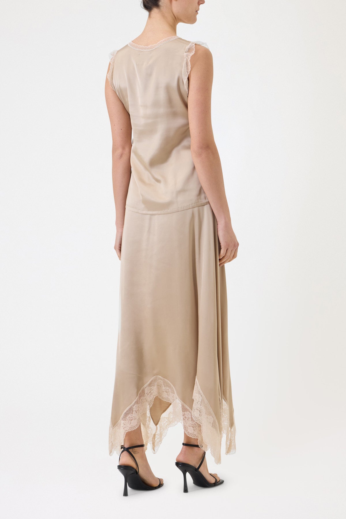 TOP SPALLA LARGA CON PIZZO