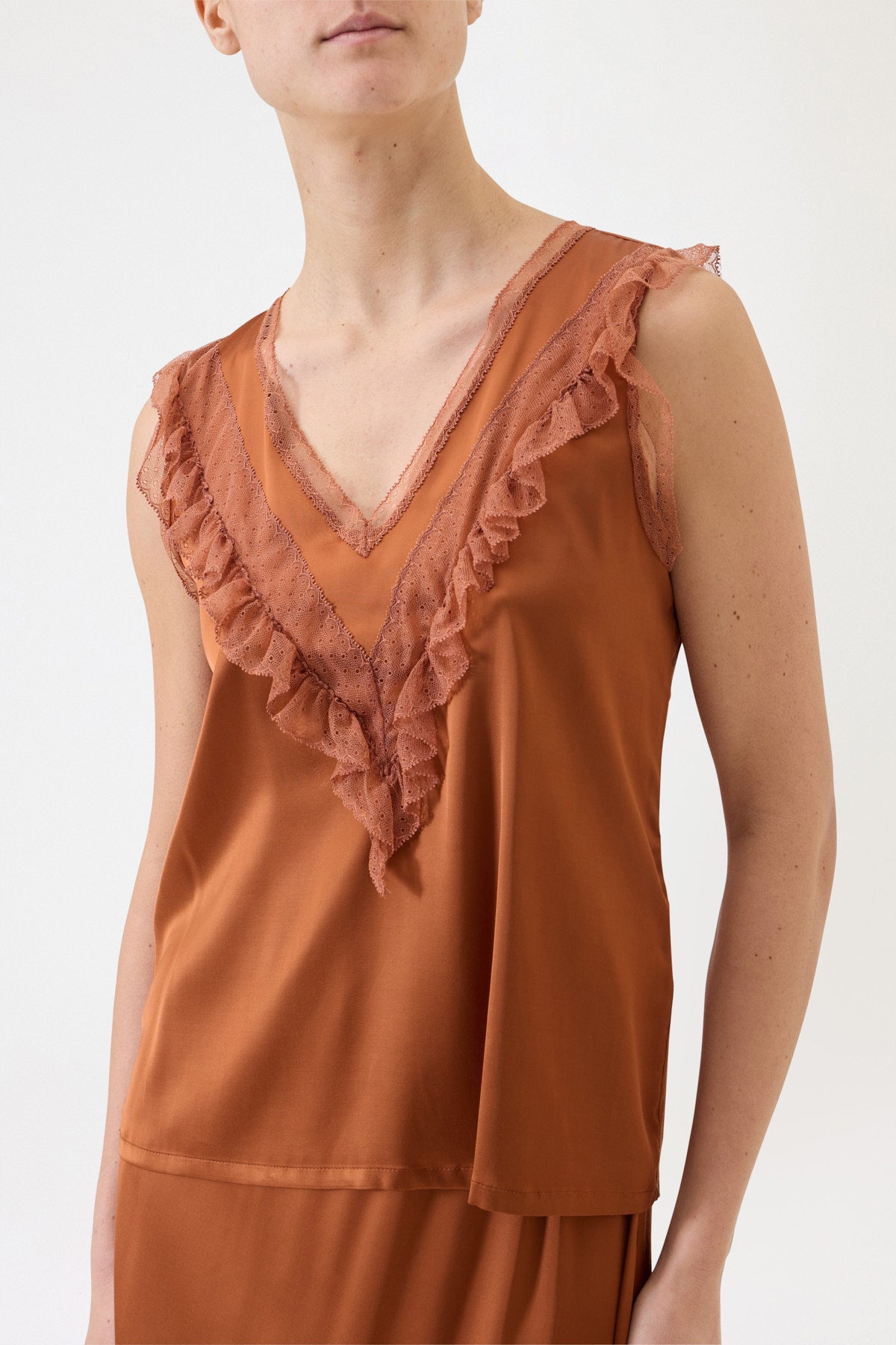 TOP SPALLA LARGA CON PIZZO