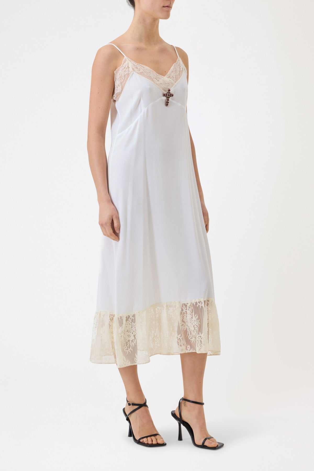 SLIP DRESS CON PIZZO A CONTRASTO CON SPILLA