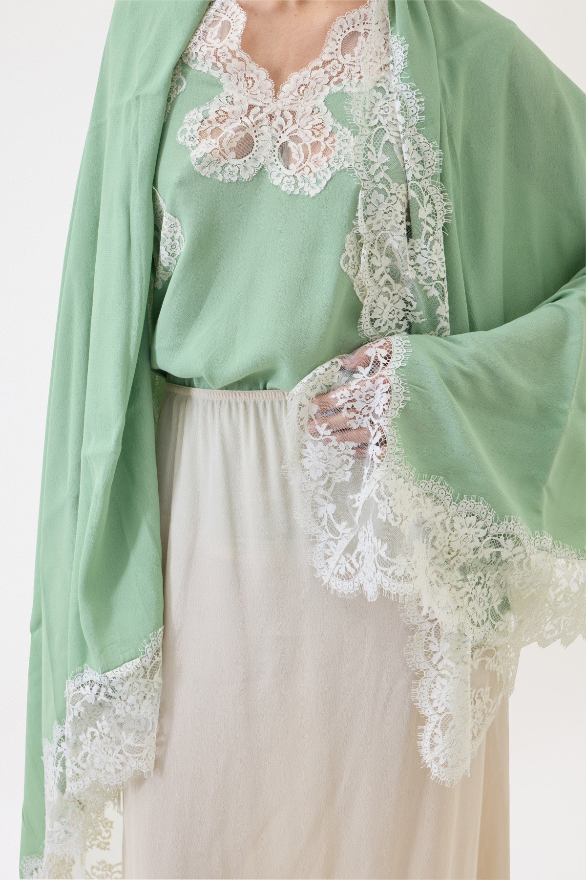 SHAWL WITH LACE