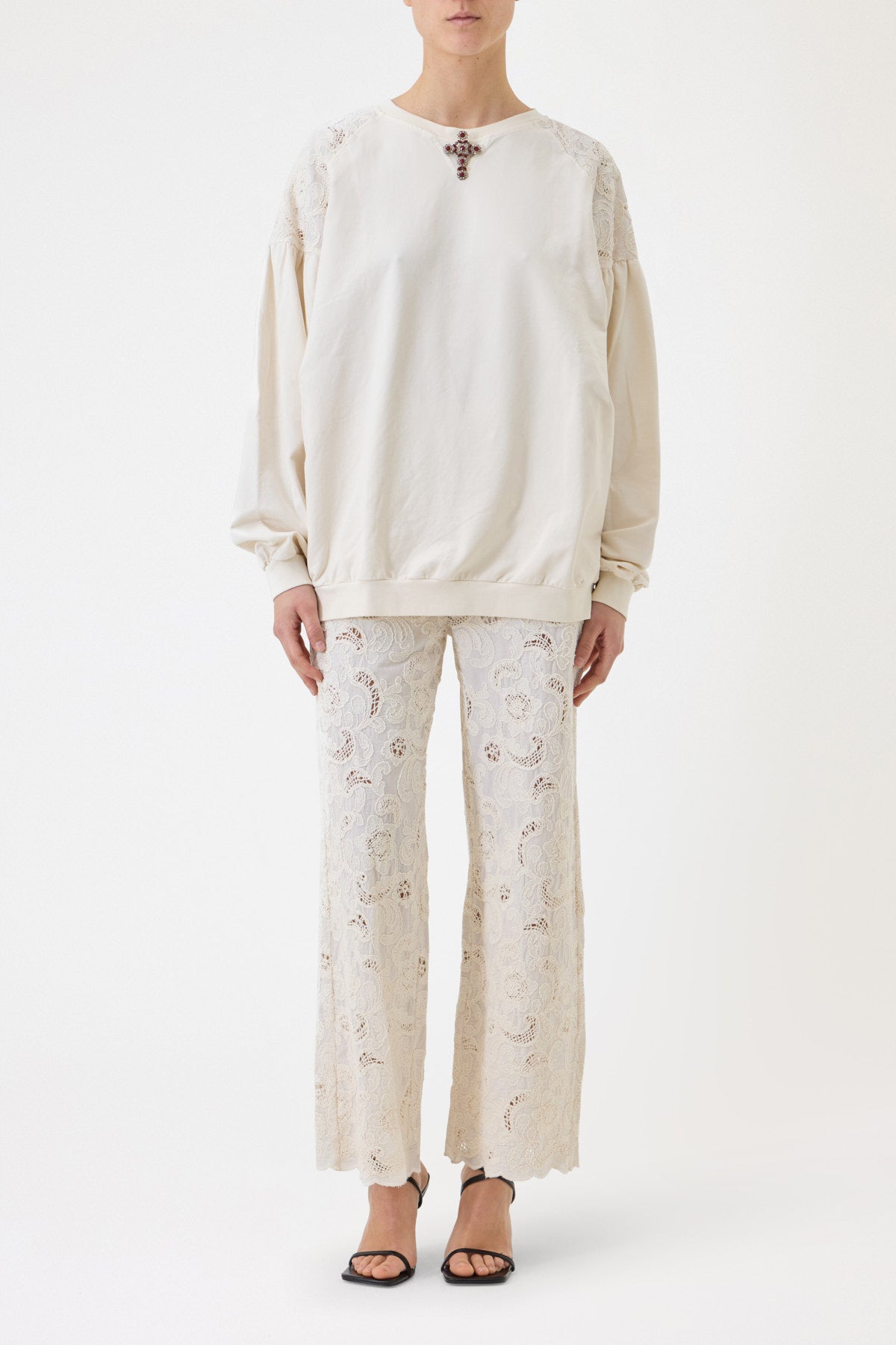 SWEATSHIRT WITH EMBROIDERED SLEEVES AND PIN
