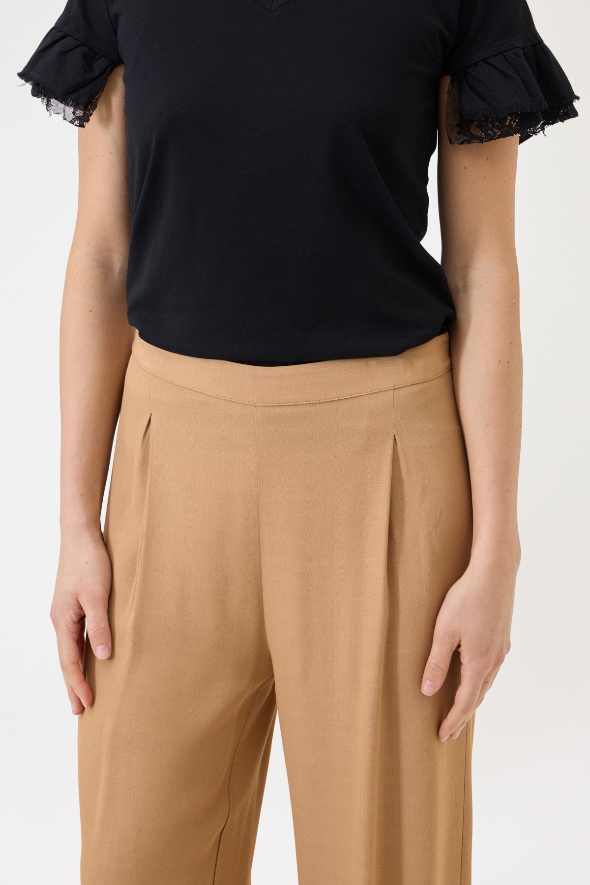 TROUSERS WITH PLEATS