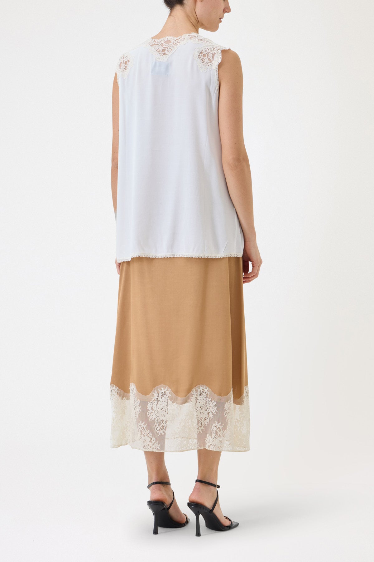TOP SPALLA LARGA CON PIZZO IN CONTRASTO