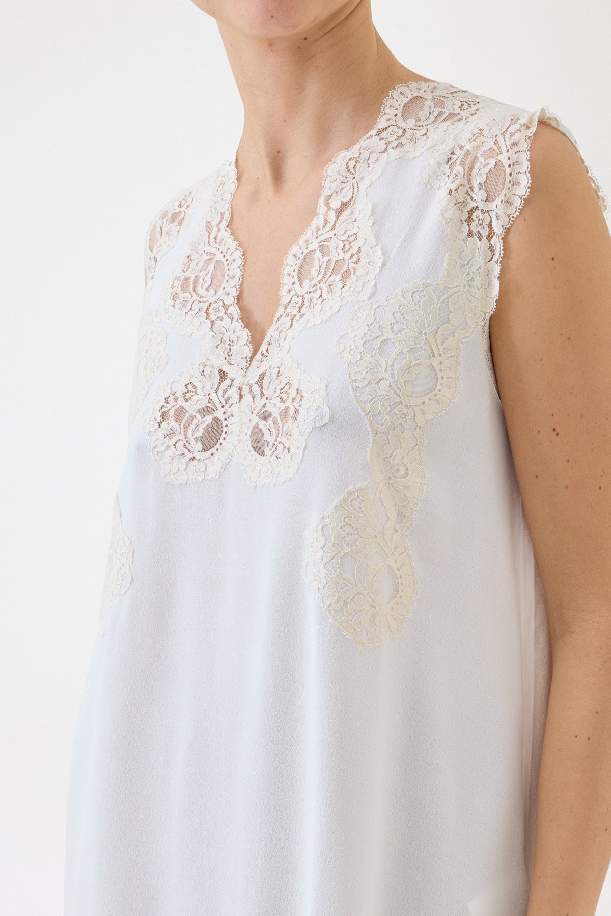 TOP SPALLA LARGA CON PIZZO IN CONTRASTO
