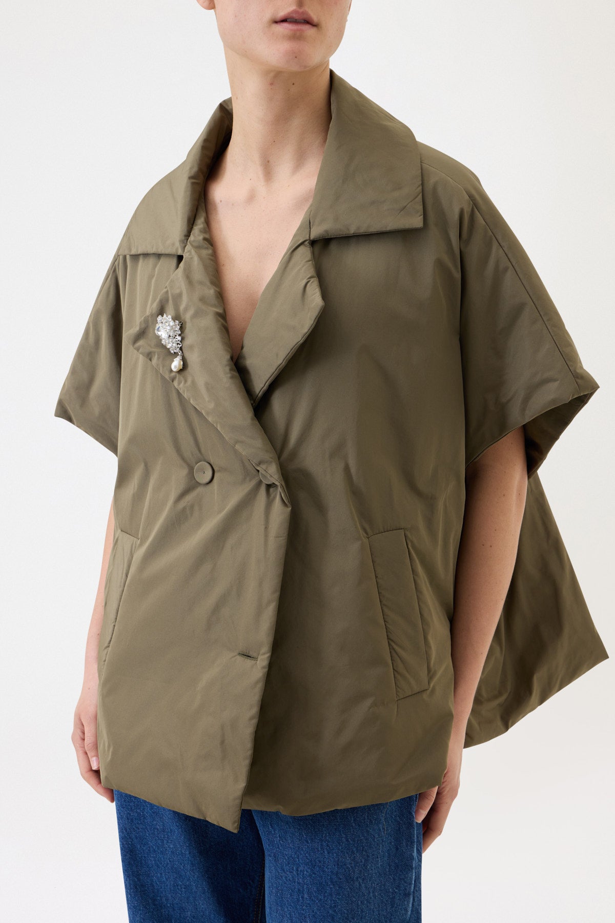 OVERSIZED 100-GRAM WAISTCOAT WITH JEWEL BROOCH