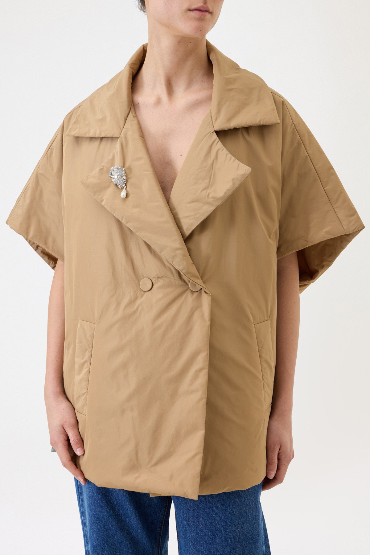 OVERSIZED 100-GRAM WAISTCOAT WITH JEWEL BROOCH