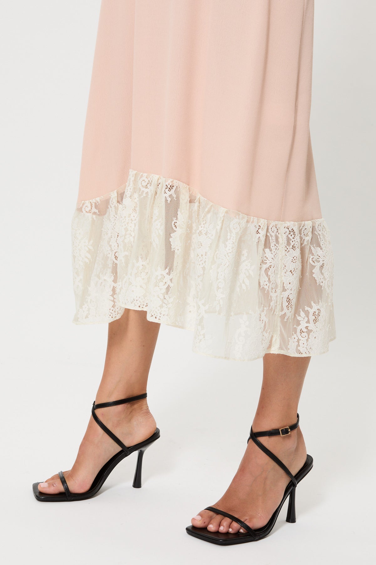 SLIP DRESS CON PIZZO A CONTRASTO CON SPILLA