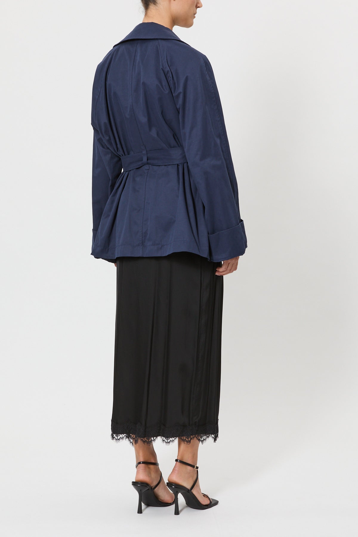TRENCH CORTO CON CINTURA