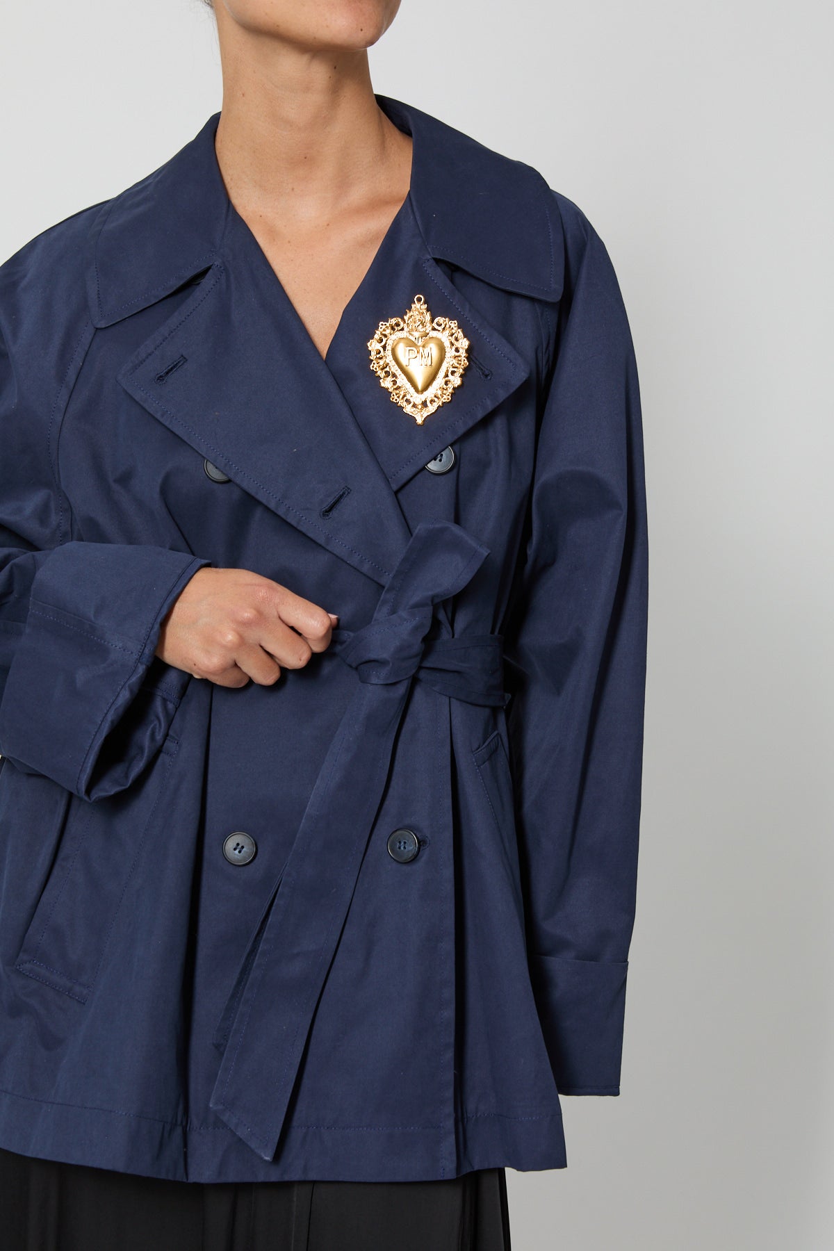 TRENCH CORTO CON CINTURA