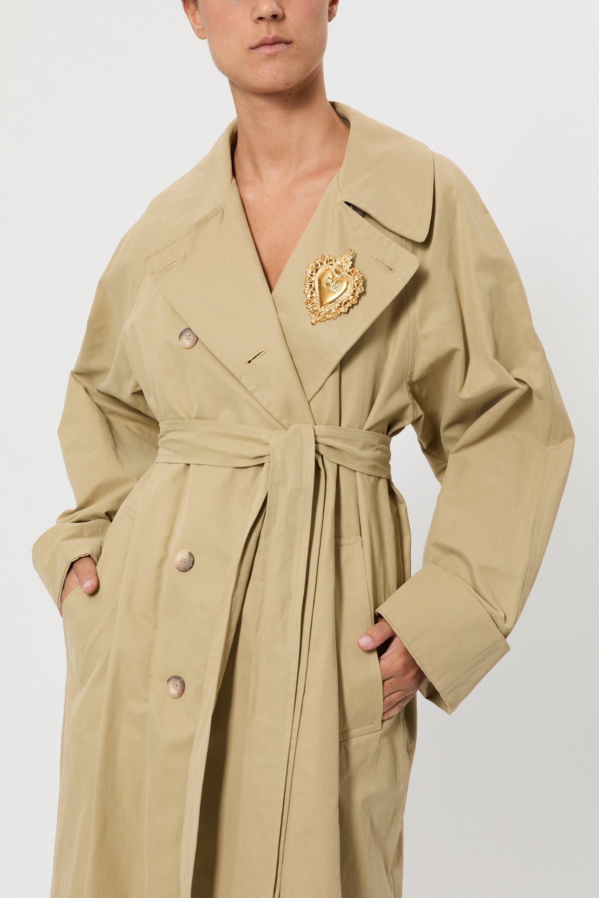 TRENCH LUNGO CON CINTURA