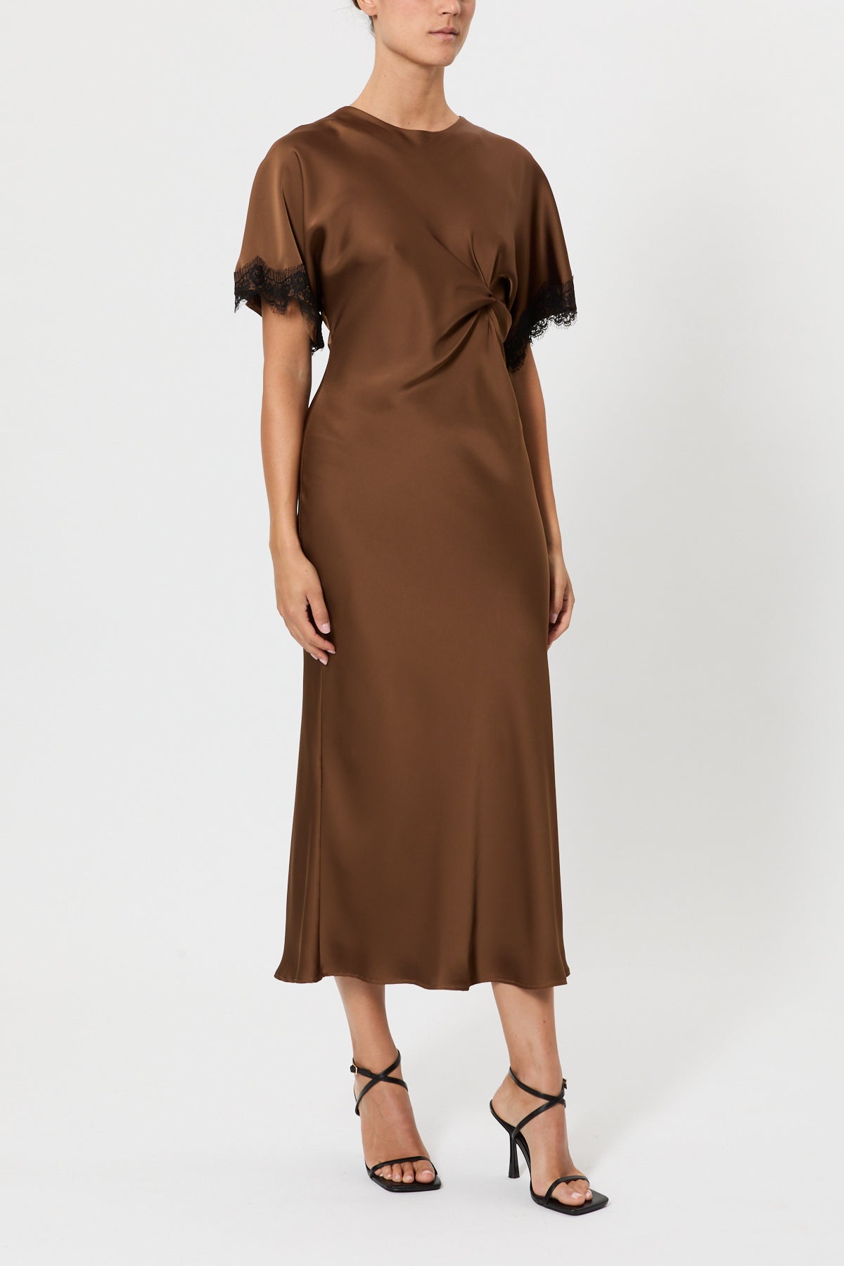 SHORT-SLEEVED DRESS WITH LACE DETAILS