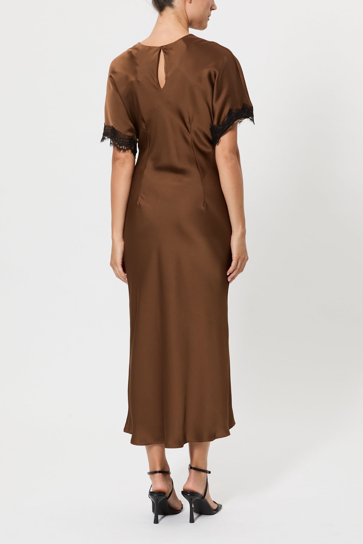 SHORT-SLEEVED DRESS WITH LACE DETAILS