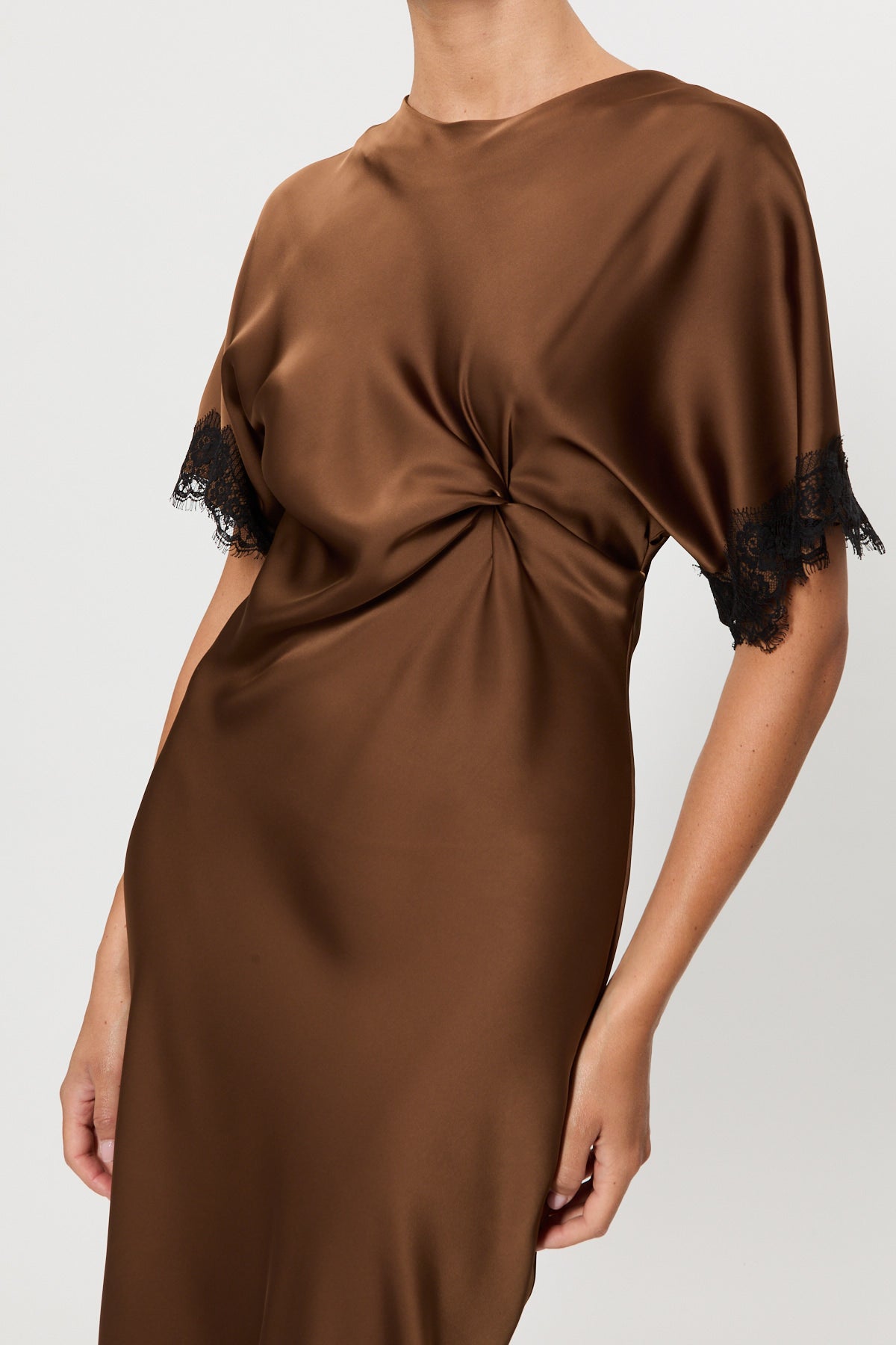 SHORT-SLEEVED DRESS WITH LACE DETAILS