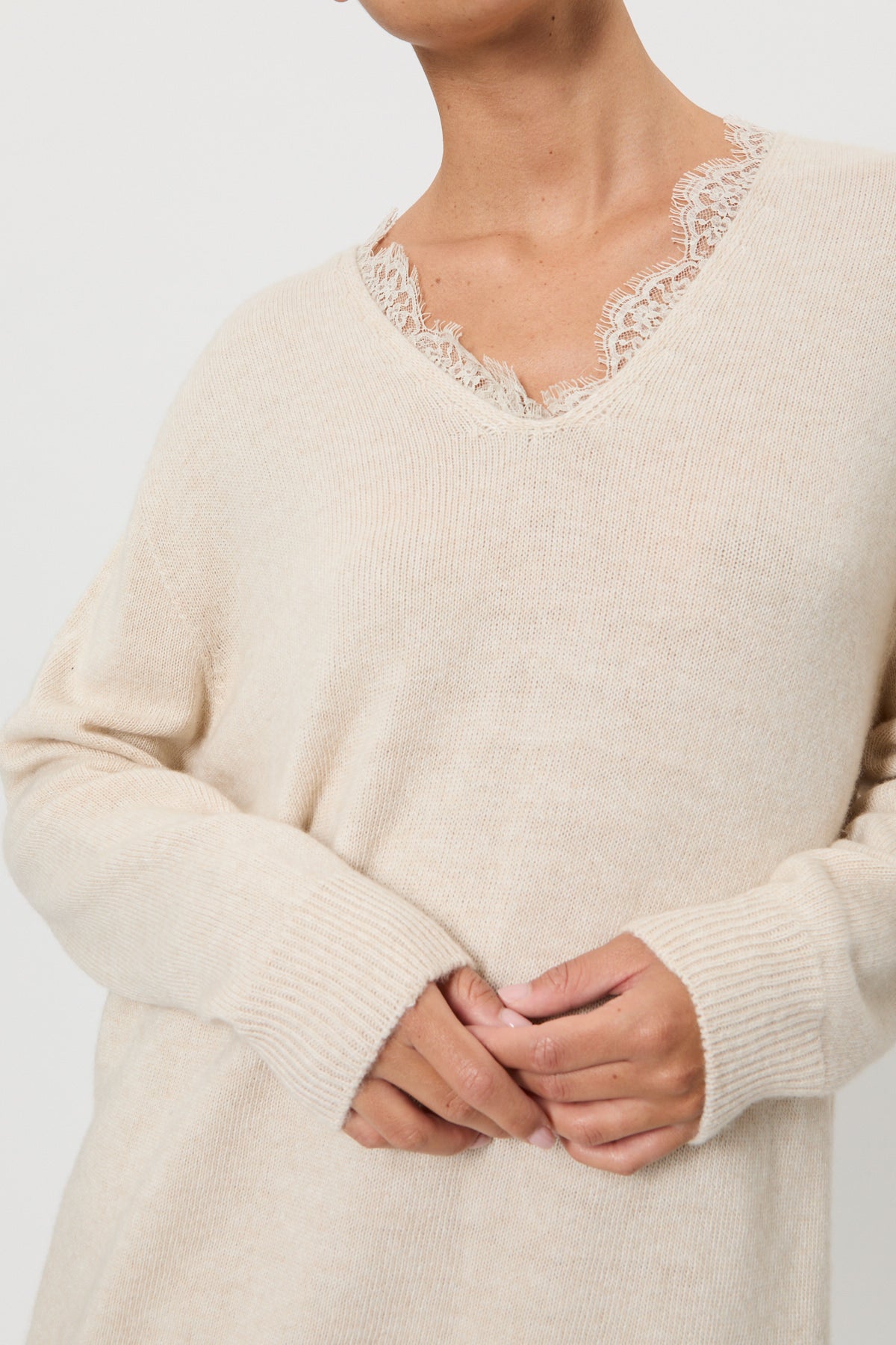 MAGLIA SCOLLO A V OVERSIZE CON PIZZO