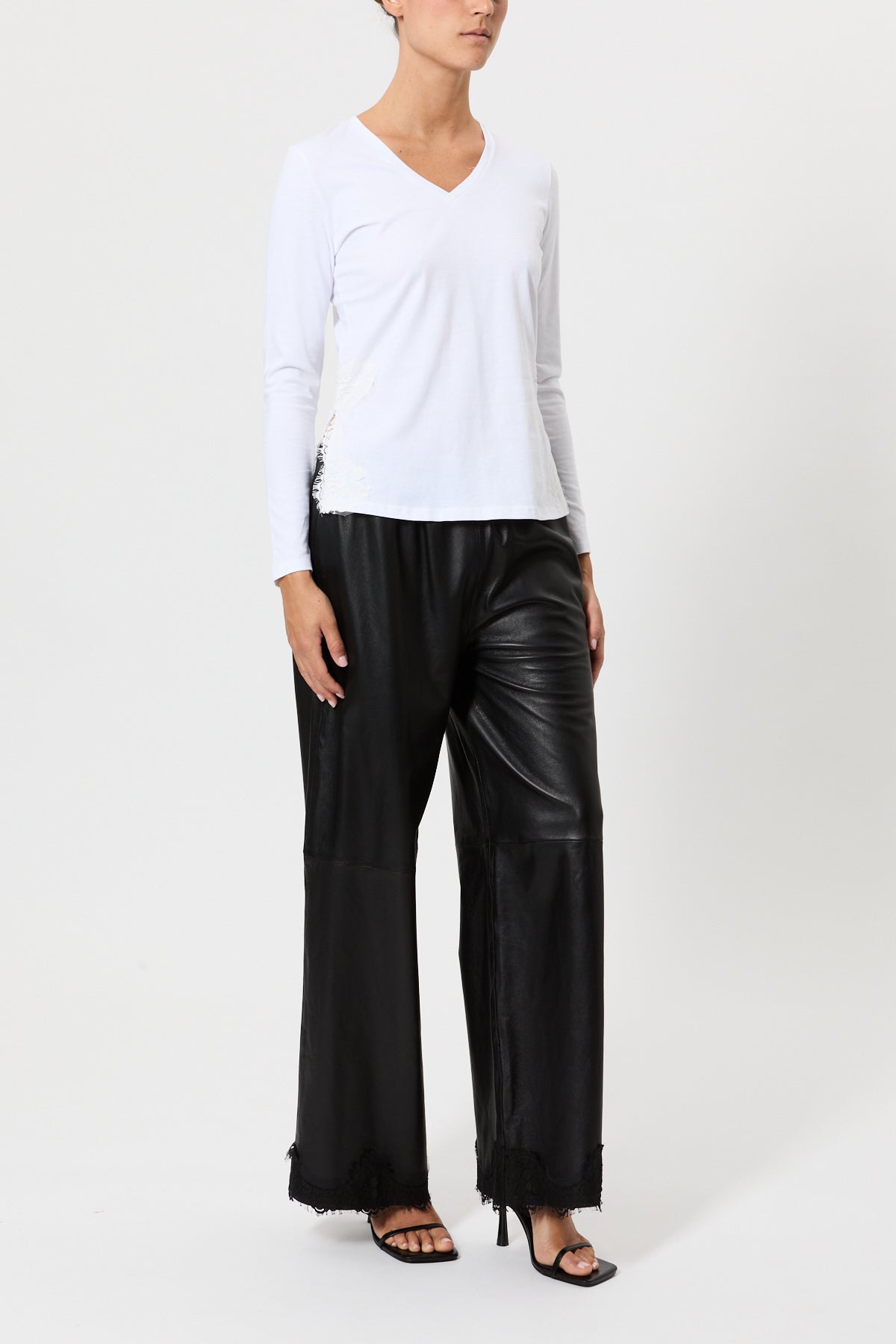 V-NECK T-SHIRT