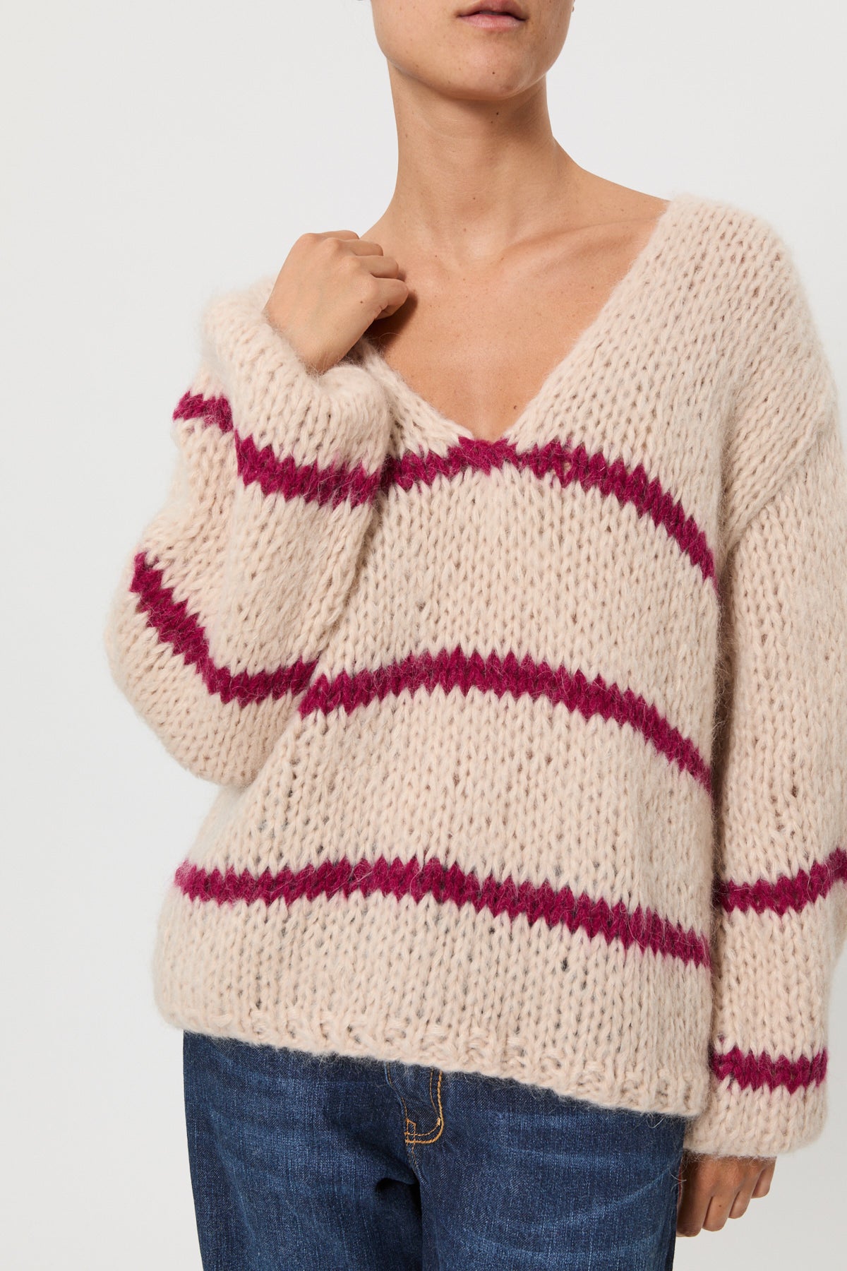 MAGLIA SCOLLO A V A RIGHE