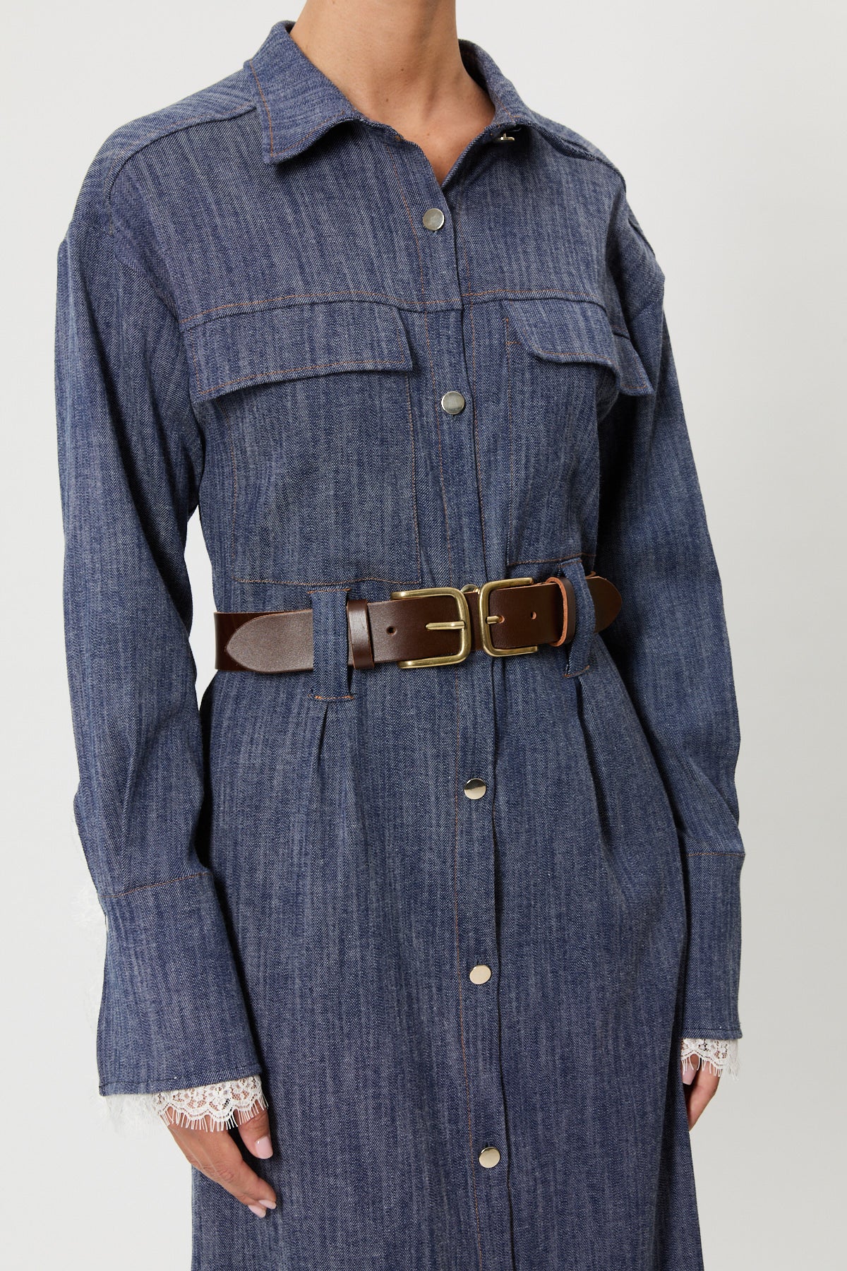 ABITO IN DENIM CON PIZZO E CINTURA IN PELLE