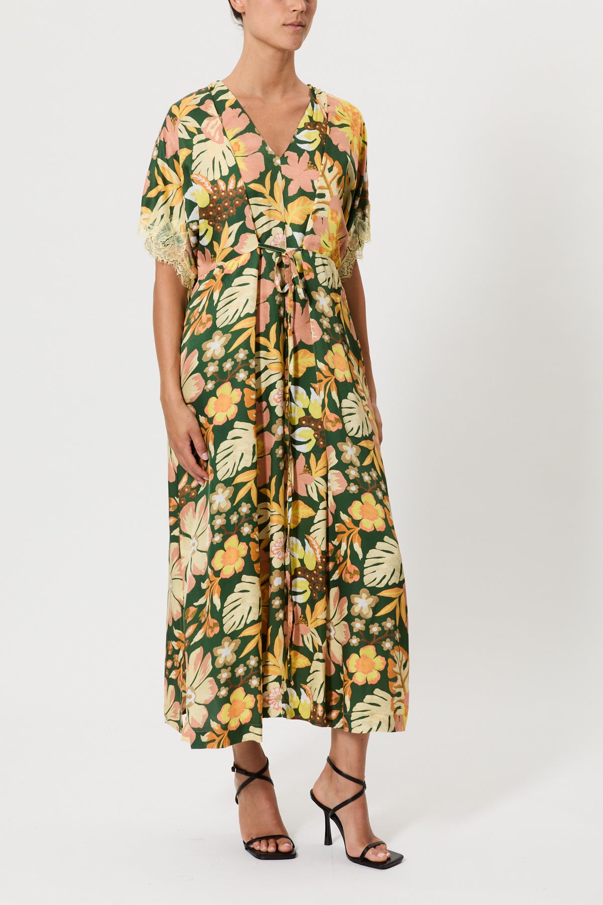 SHORT-SLEEVED DRESS WITH LACE PATTERN