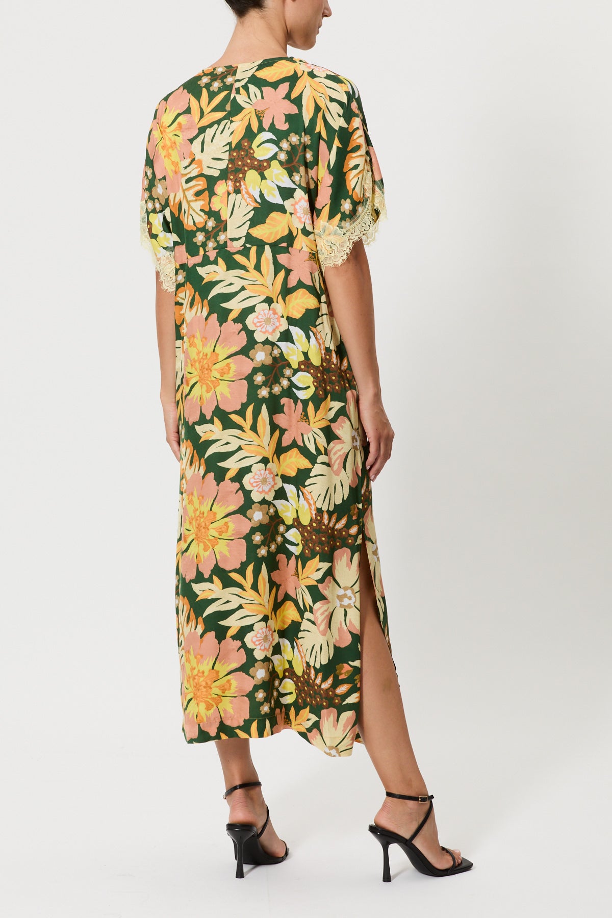 SHORT-SLEEVED DRESS WITH LACE PATTERN