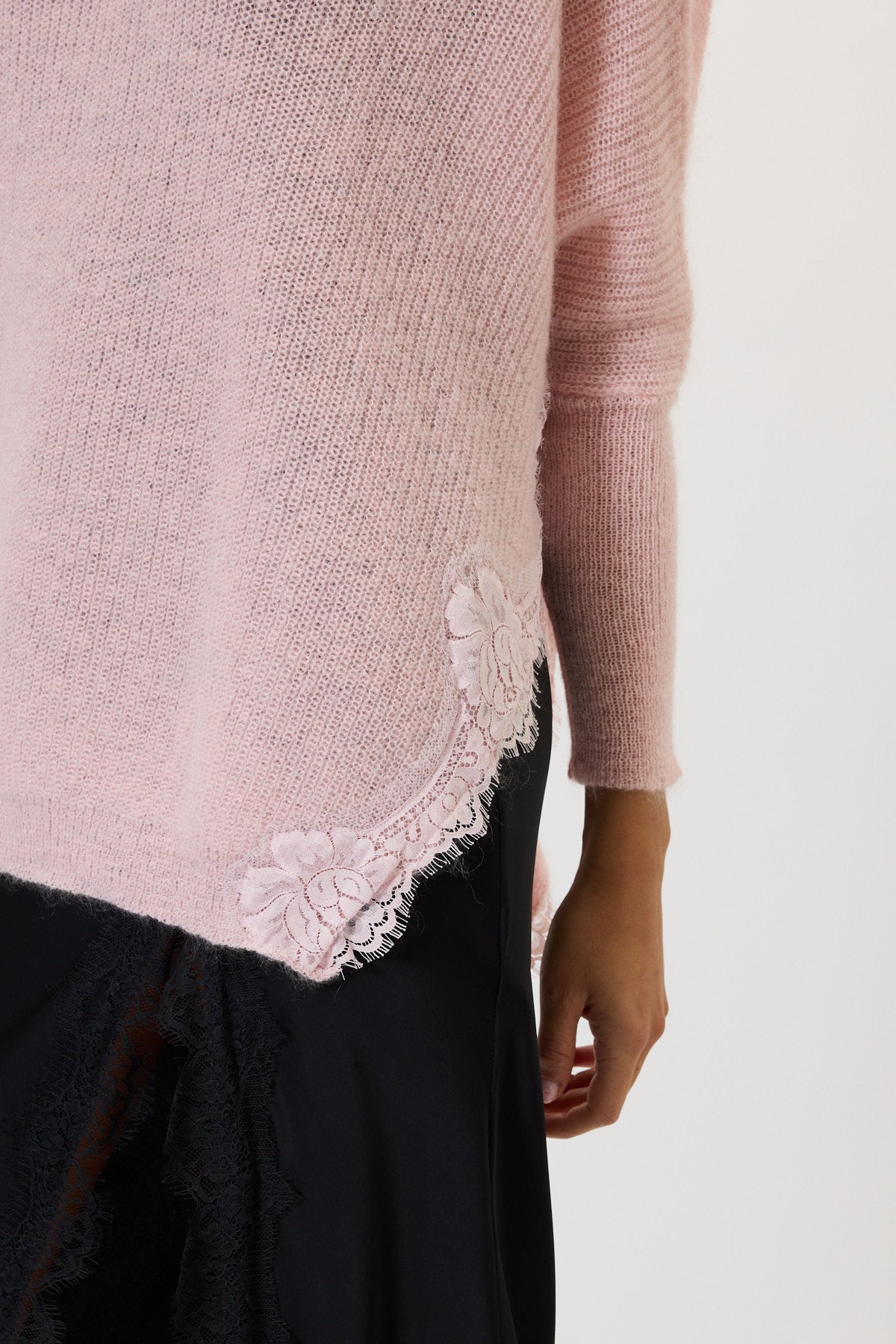 MAGLIA CON SPACCHI E PIZZO