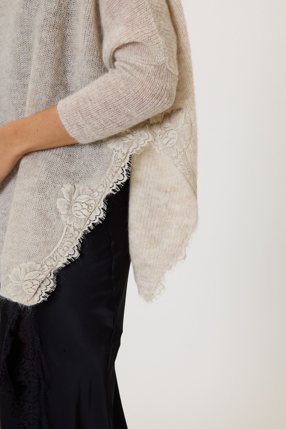 MAGLIA CON SPACCHI E PIZZO