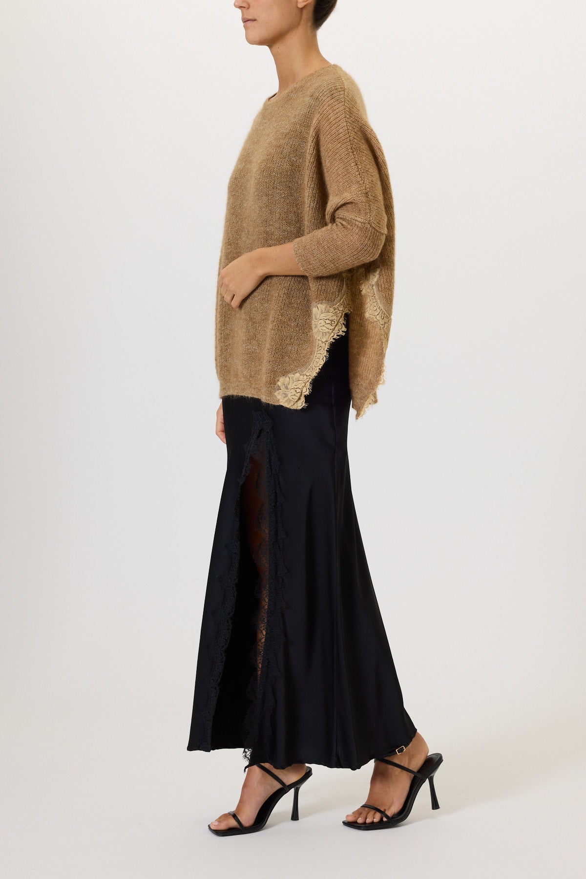 MAGLIA CON SPACCHI E PIZZO