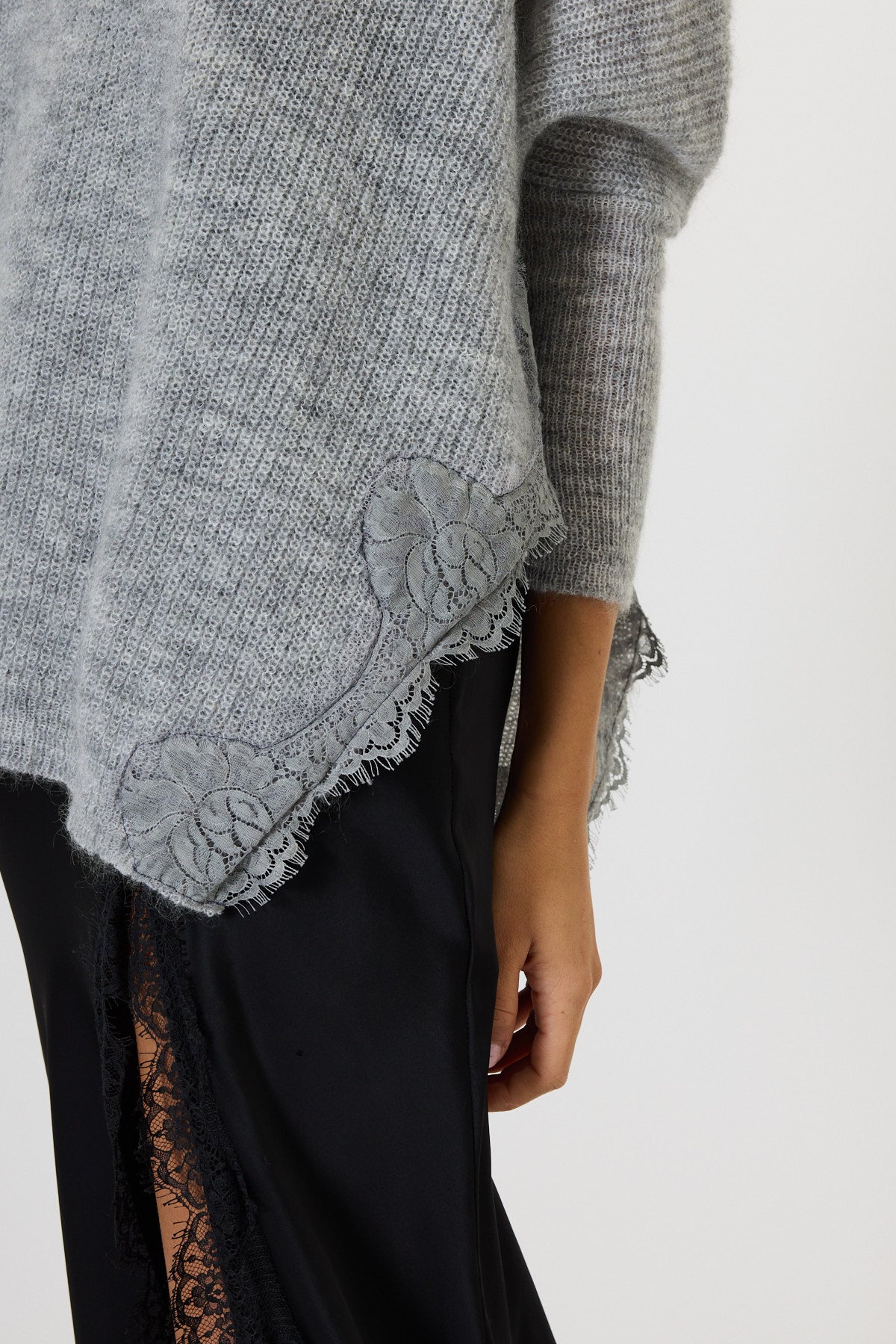 MAGLIA CON SPACCHI E PIZZO