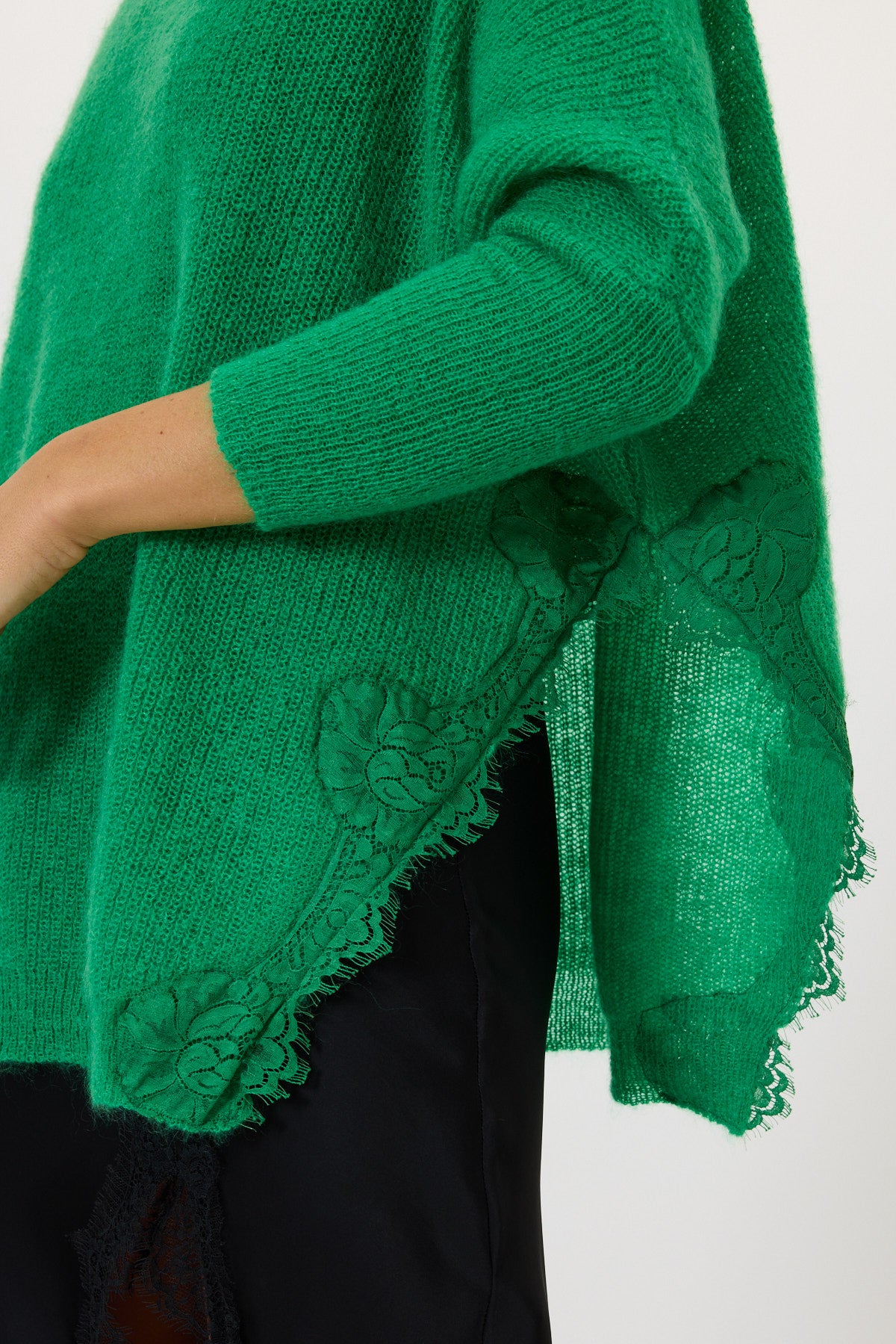 MAGLIA CON SPACCHI E PIZZO