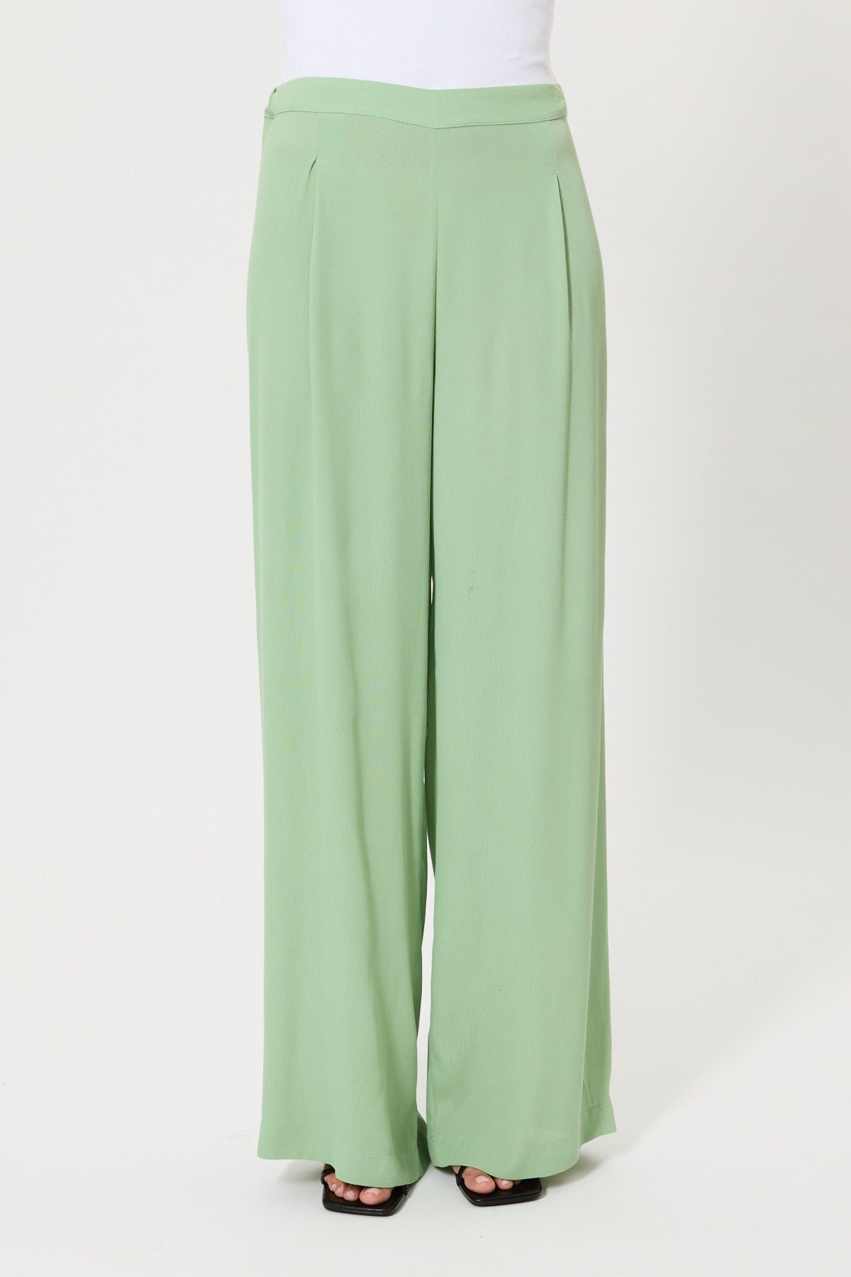 TROUSERS WITH PLEATS