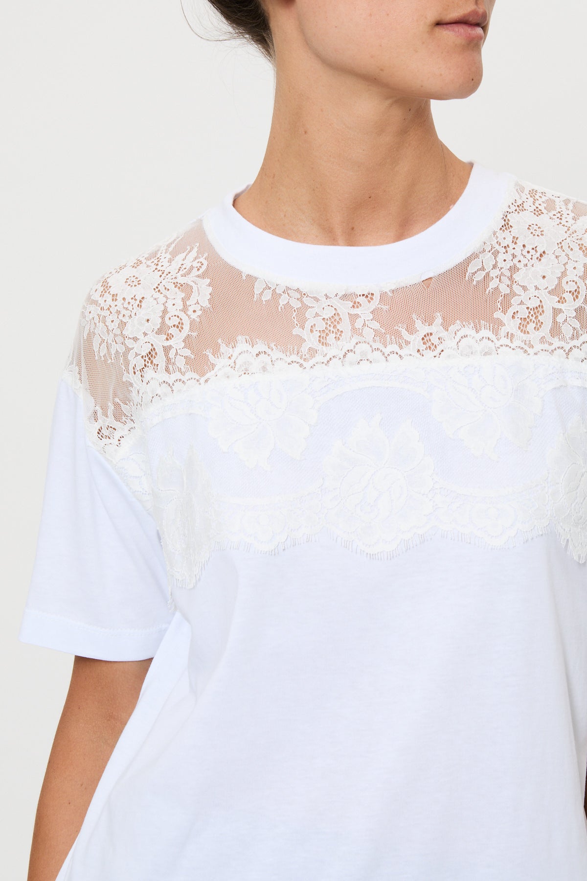 OVER T-SHIRT WITH LACE TRACKS